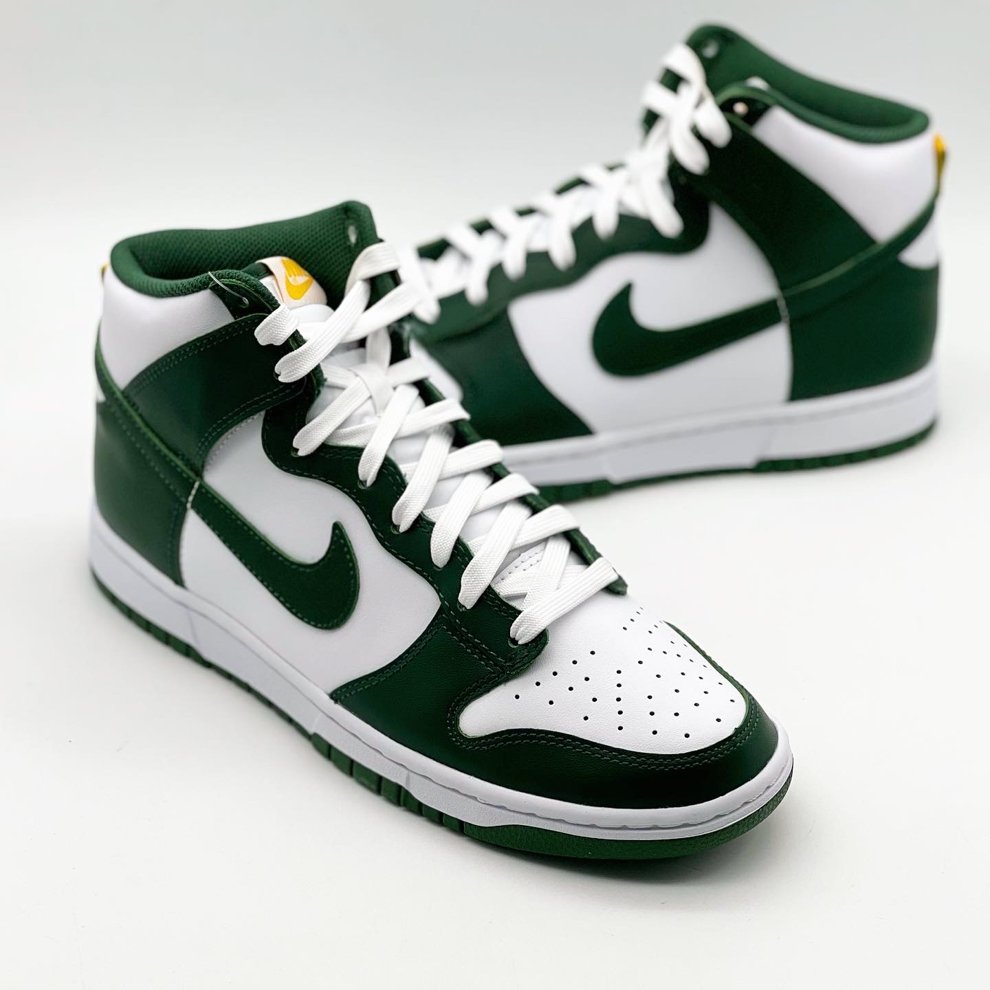 Nike Dunk High Retro Noble Green 착용 스타일 - 2