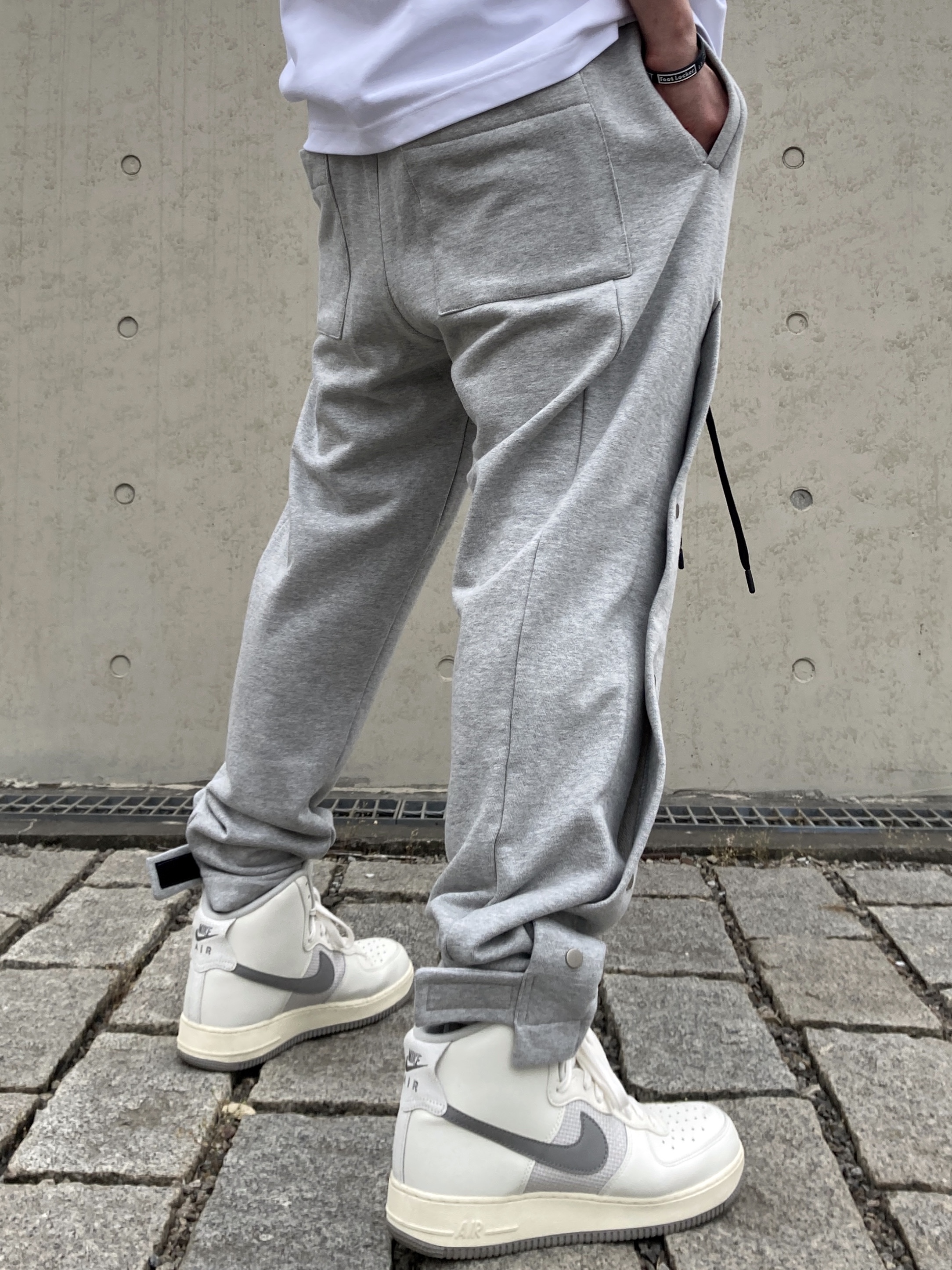 Nike Air Force 1 High '07 LV8 Sail and Medium Grey 착용 스타일 - 3