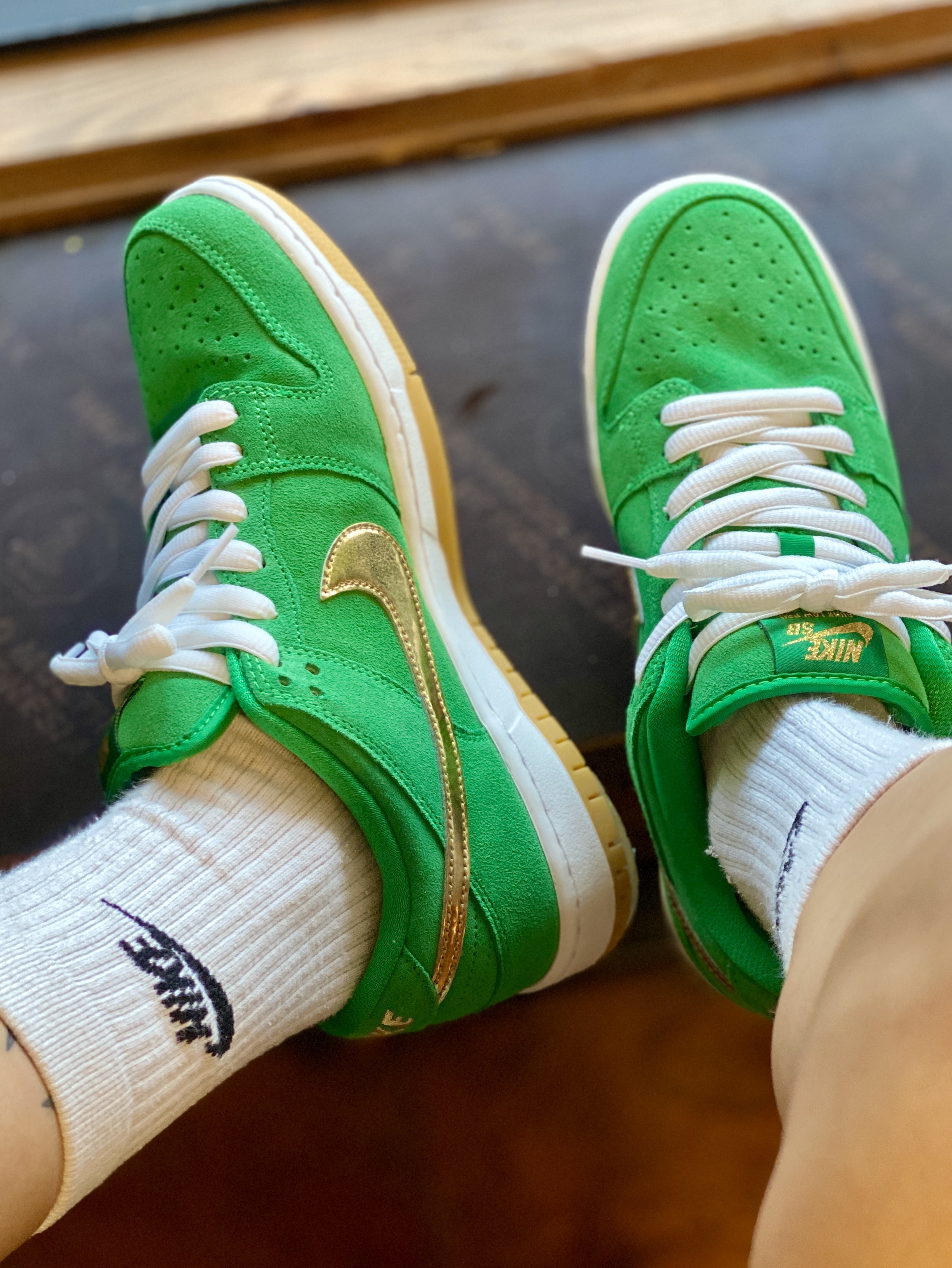 Nike SB Dunk Low Pro Shamrock, Maison Margiela 5AC Micro Bag Ivory 착용 스타일 - 3