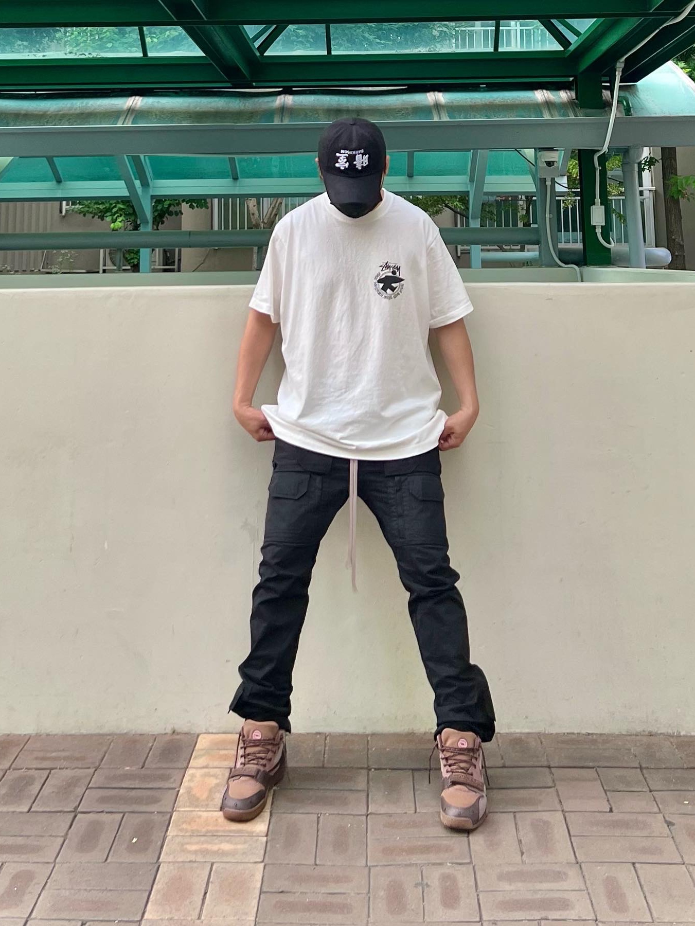 Darkr8m Studio Upside Down White Logo Cap, Stussy Beach Roots T-Shirt Natural 착용 스타일 - 1