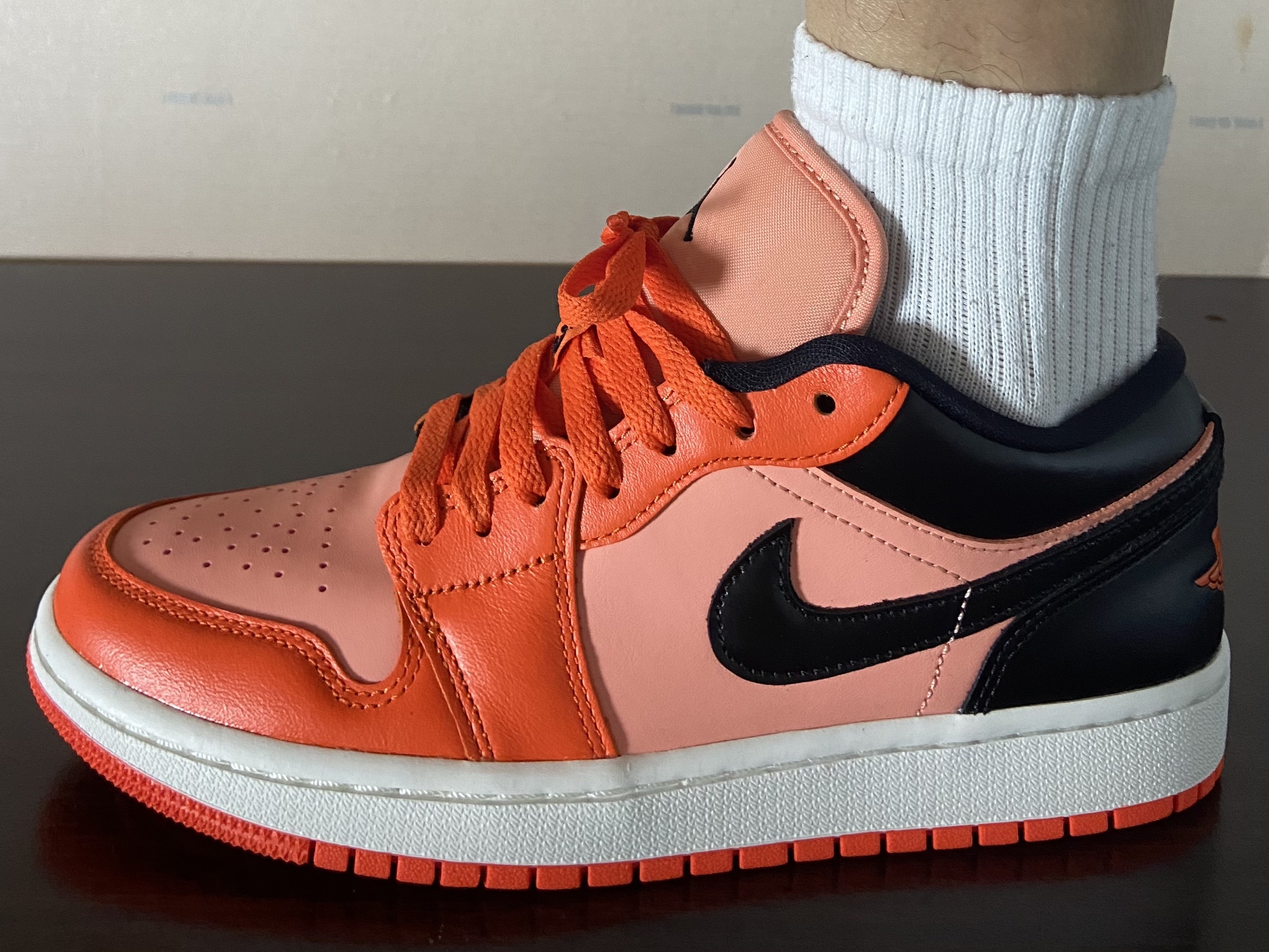 (W) Jordan 1 Low SE Rush Orange Black 착용 스타일