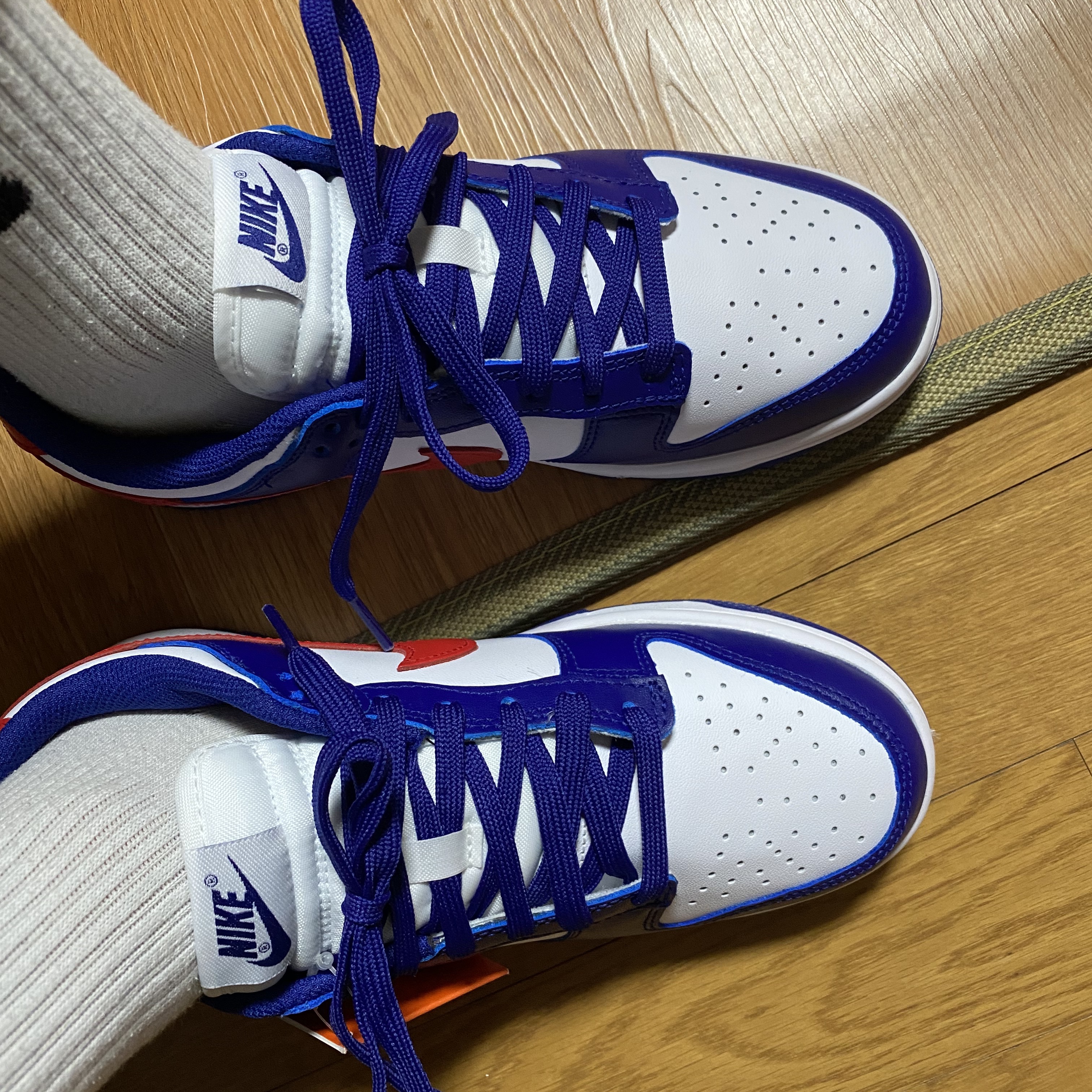 (W) Nike Dunk Low White and University Red 착용 스타일 - 2