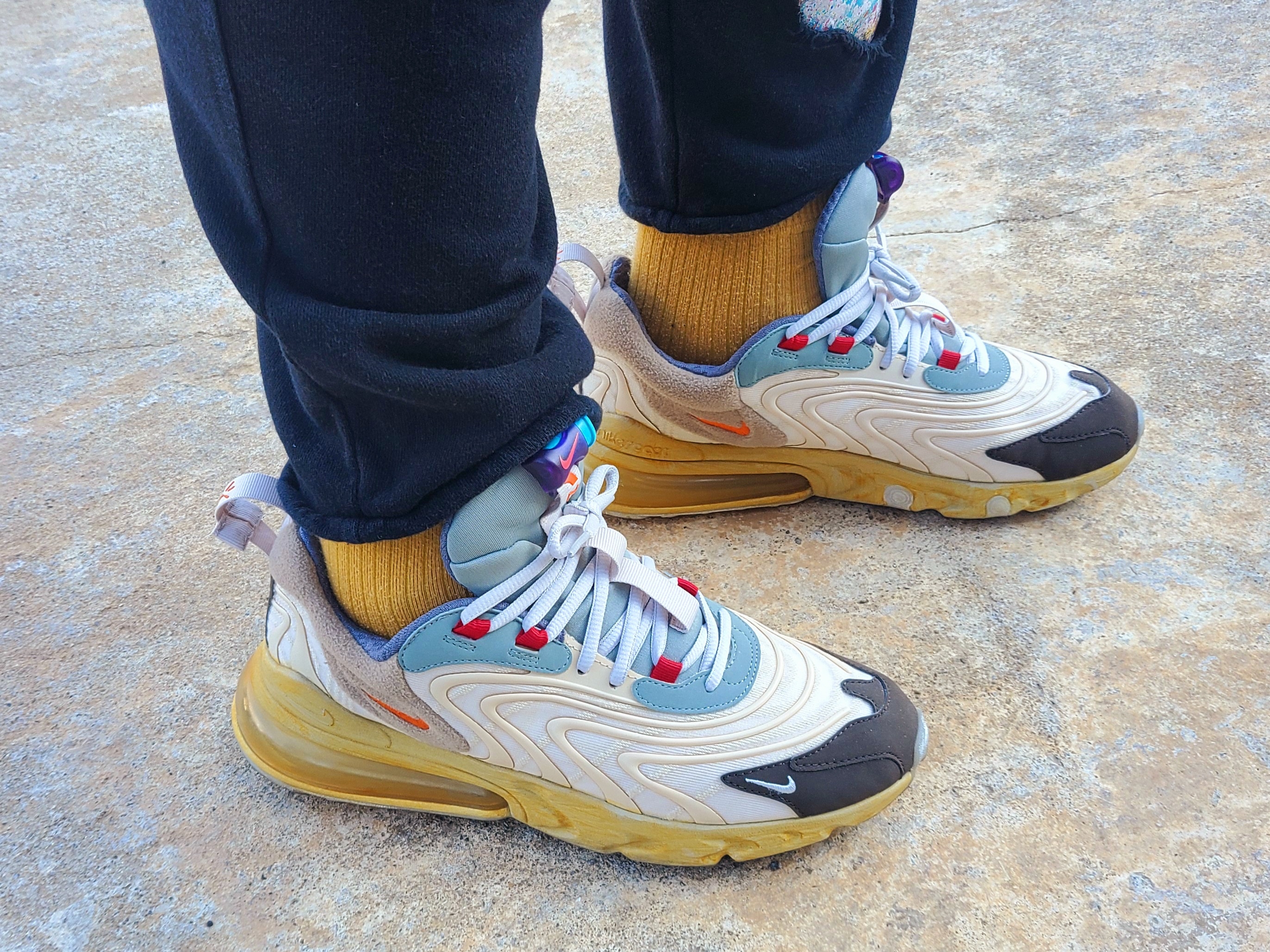 Nike x Travis Scott Air Max 270 React Cactus Trails, Nike x Travis Scott Air Max 1 Cact.us Brown 착용 스타일 - 3