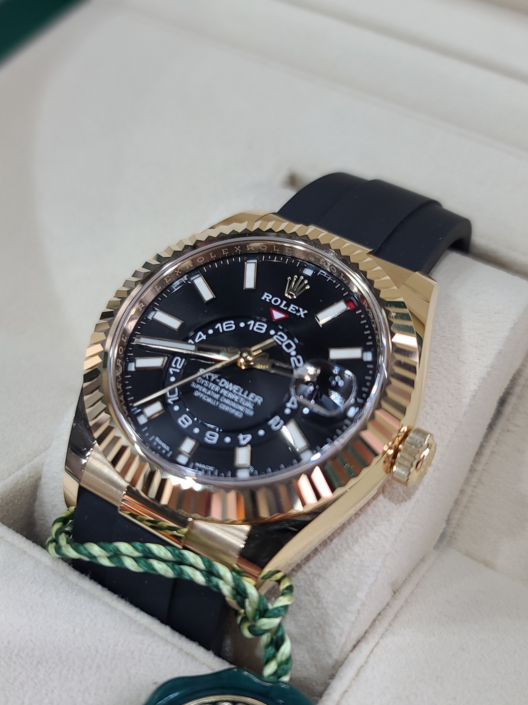 Rolex Sky-Dweller 42mm 326238 Bright Black Oysterflex 착용 스타일 - 1