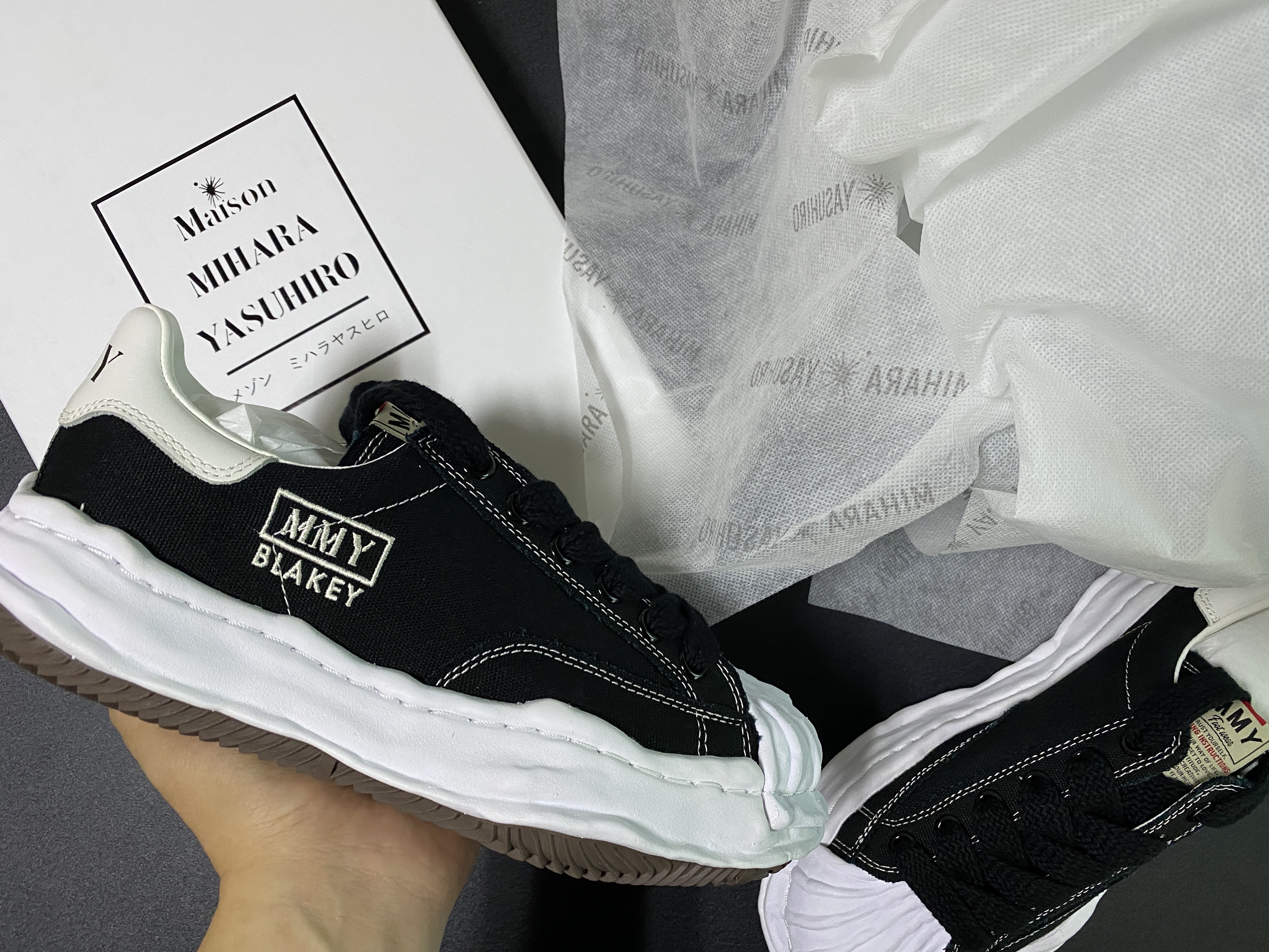 Maison Mihara Yasuhiro Blakey OG Sole Canvas Low-top Sneakers Black A 착용 스타일 - 1