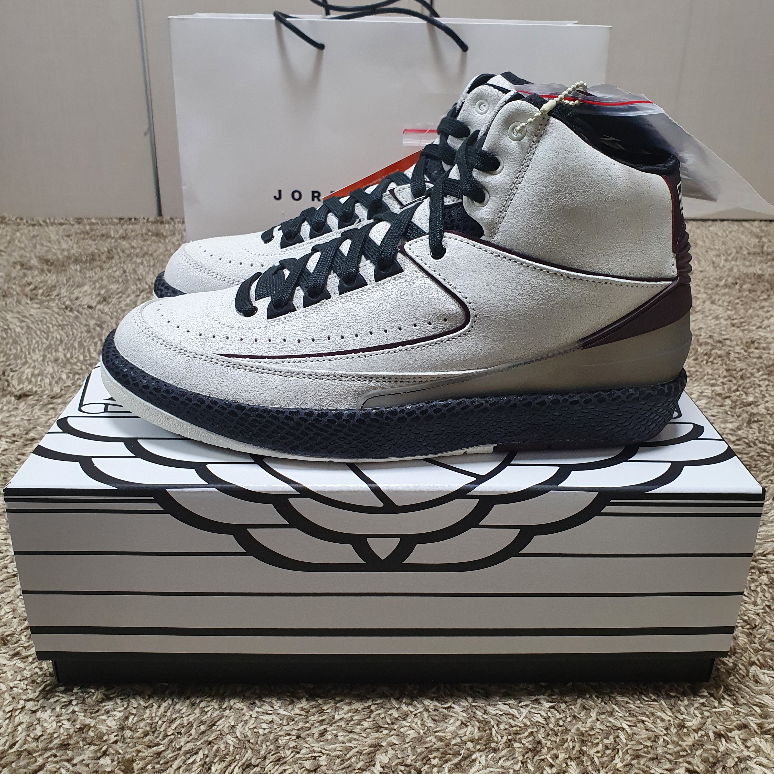 Jordan 2 x A Ma Maniere Retro SP Sail and Burgundy 착용 스타일 - 3