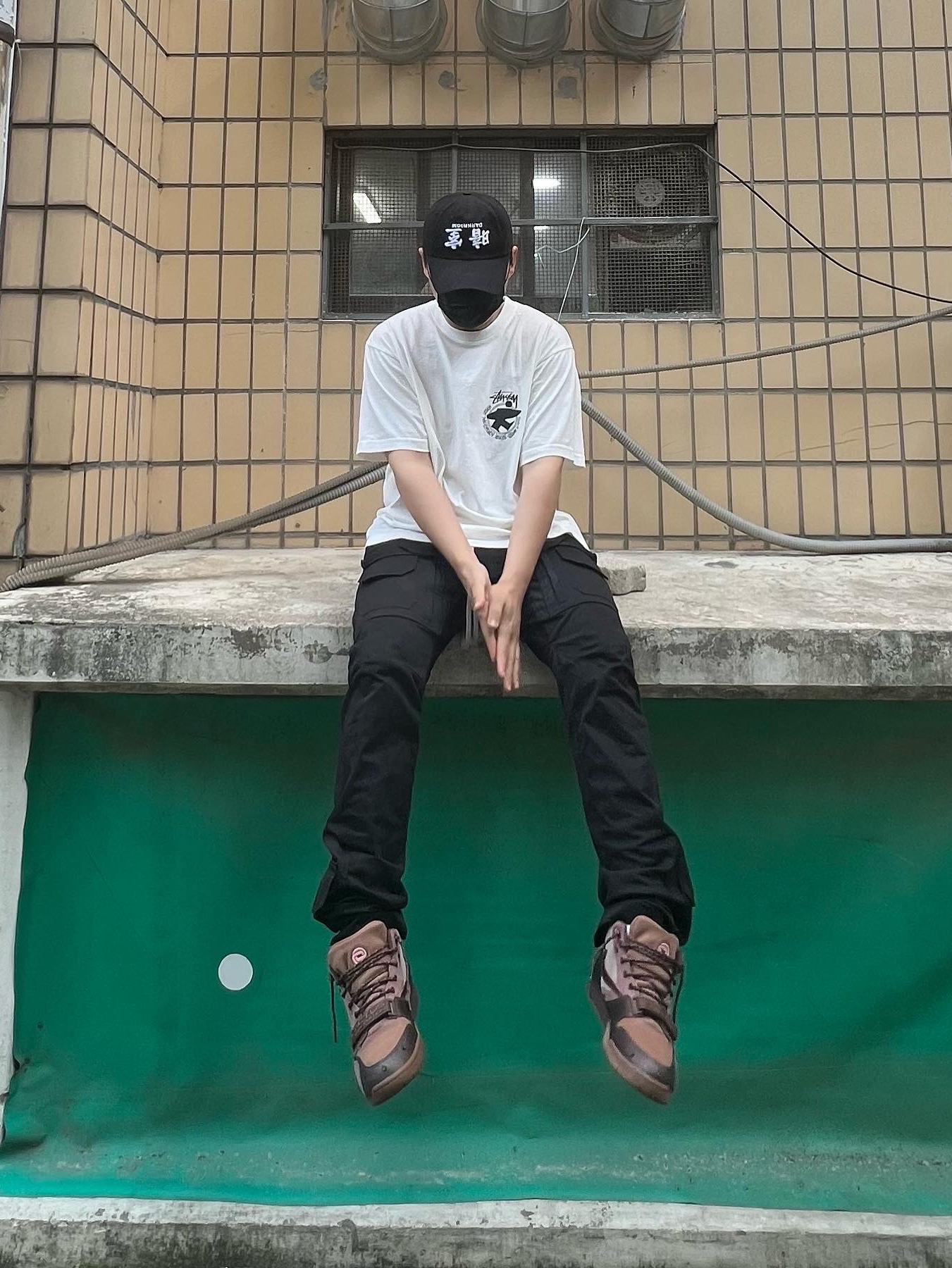 Darkr8m Studio Upside Down White Logo Cap, Stussy Beach Roots T-Shirt Natural 착용 스타일 - 3