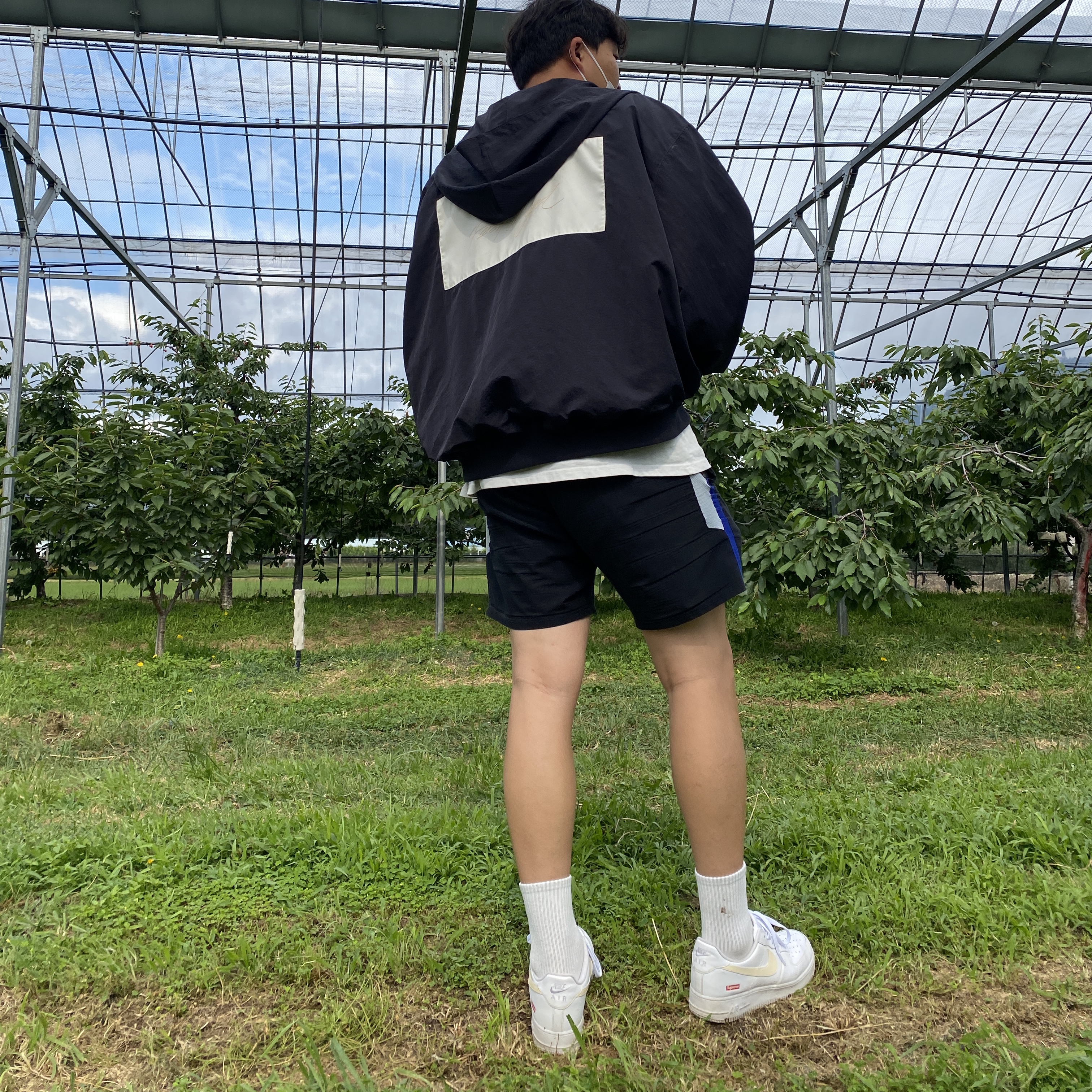 Nike x Fear of God Bomber Hooded Jacket Black, Nike x Stussy NRG RA T-Shirt Summit White (DM4942-121) 착용 스타일 - 1
