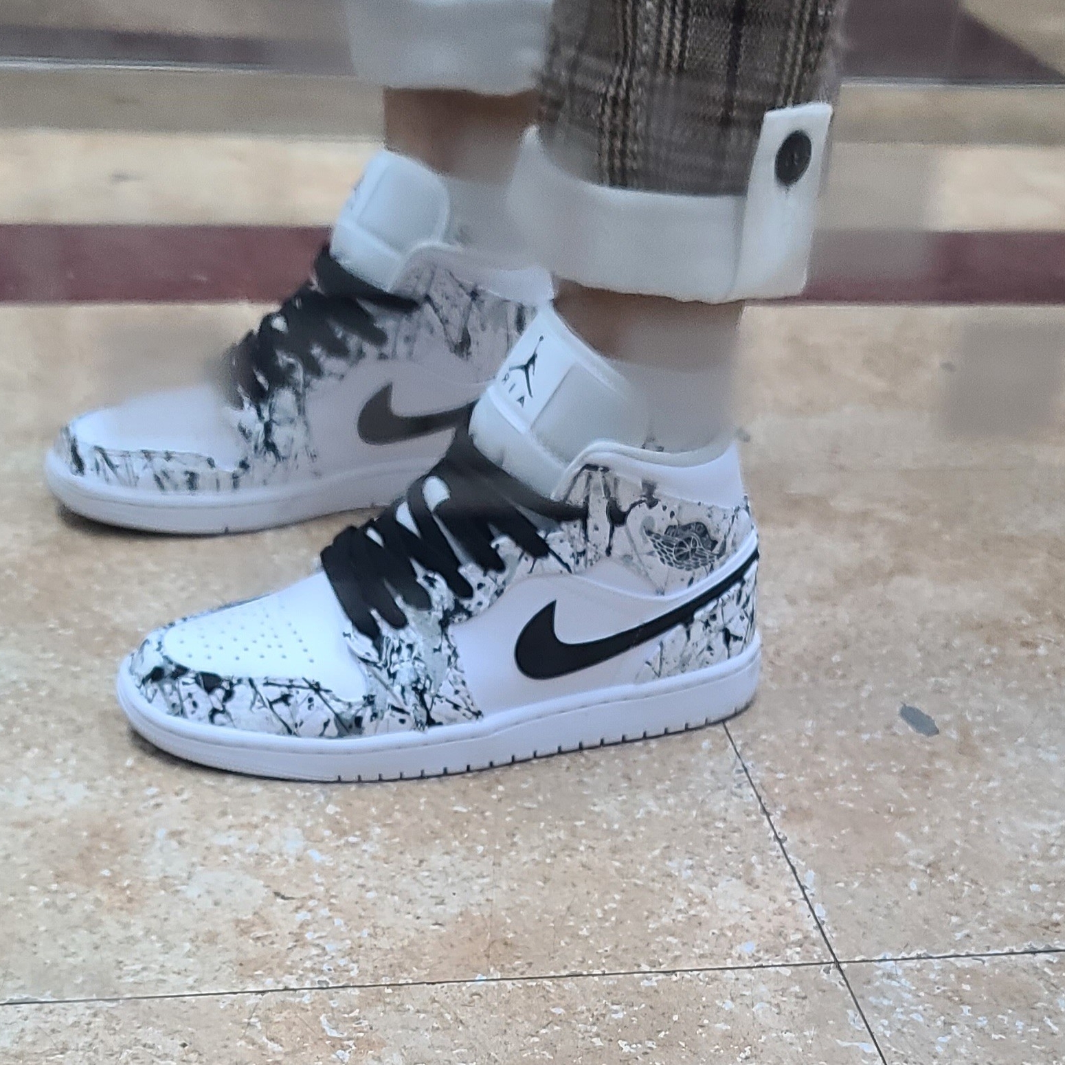 Jordan 1 Mid Triple White 착용 스타일 - 3