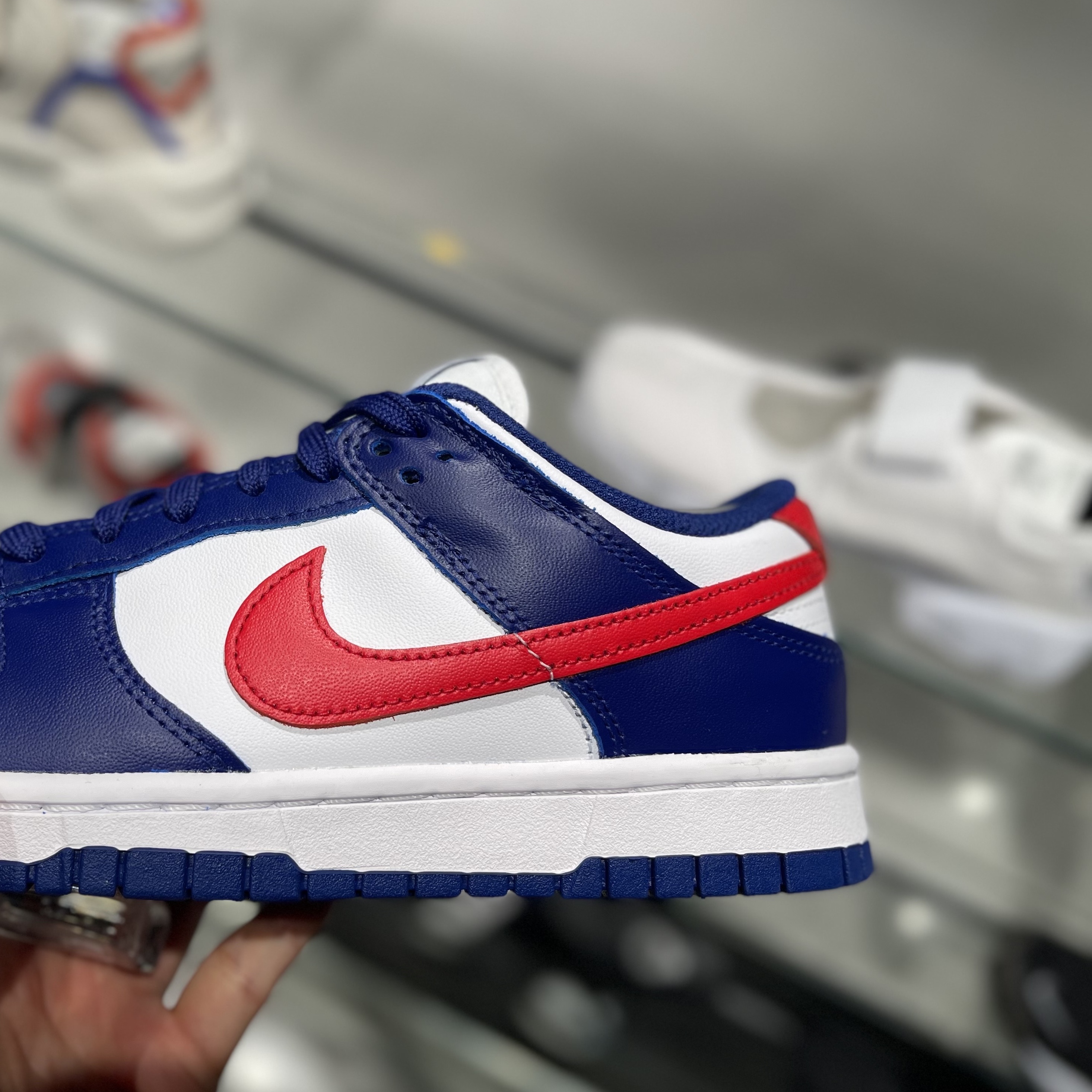 (W) Nike Dunk Low White and University Red 착용 스타일 - 1