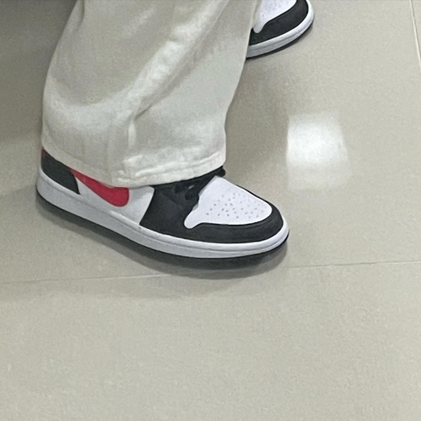 (W) Jordan 1 Low Black Siren Red 착용 스타일 - 2