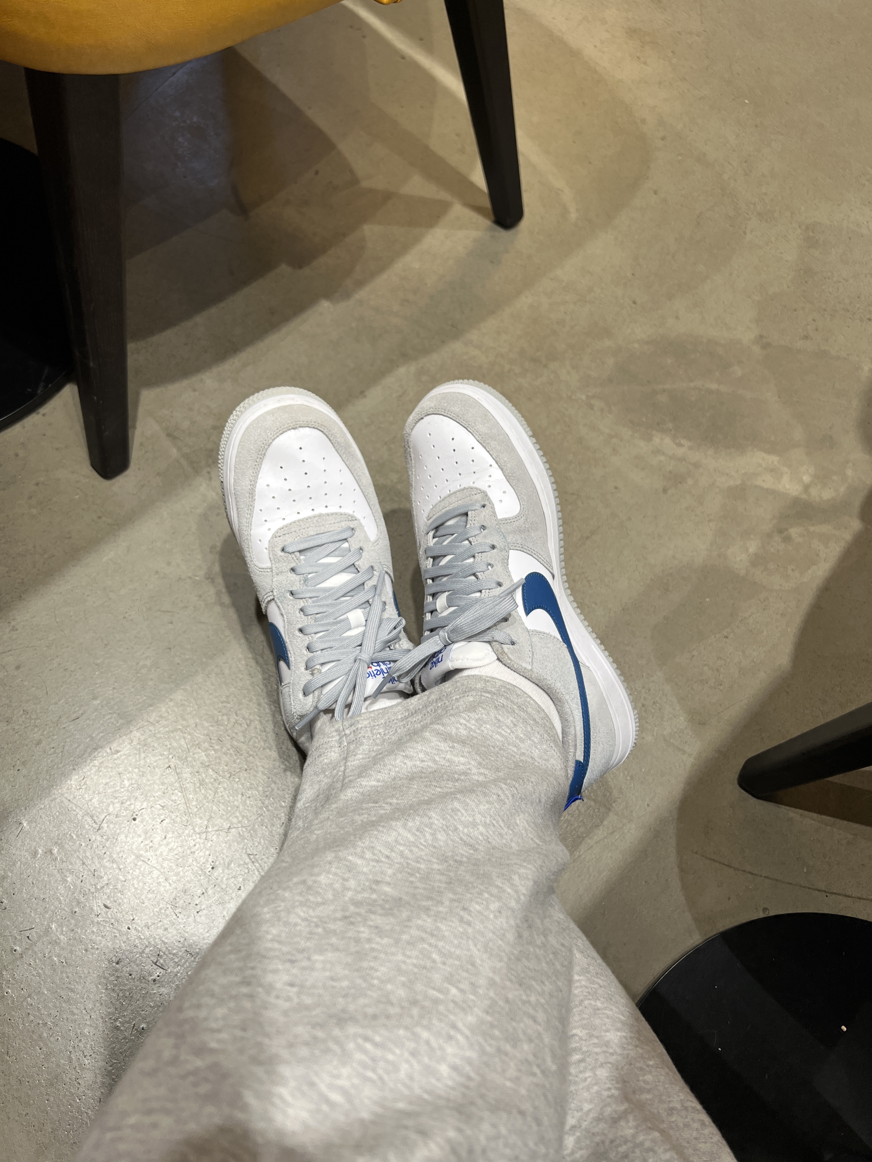 Nike Air Force 1 '07 LV8 Athletic Club Light Smoke Grey Marina 착용 스타일 - 5