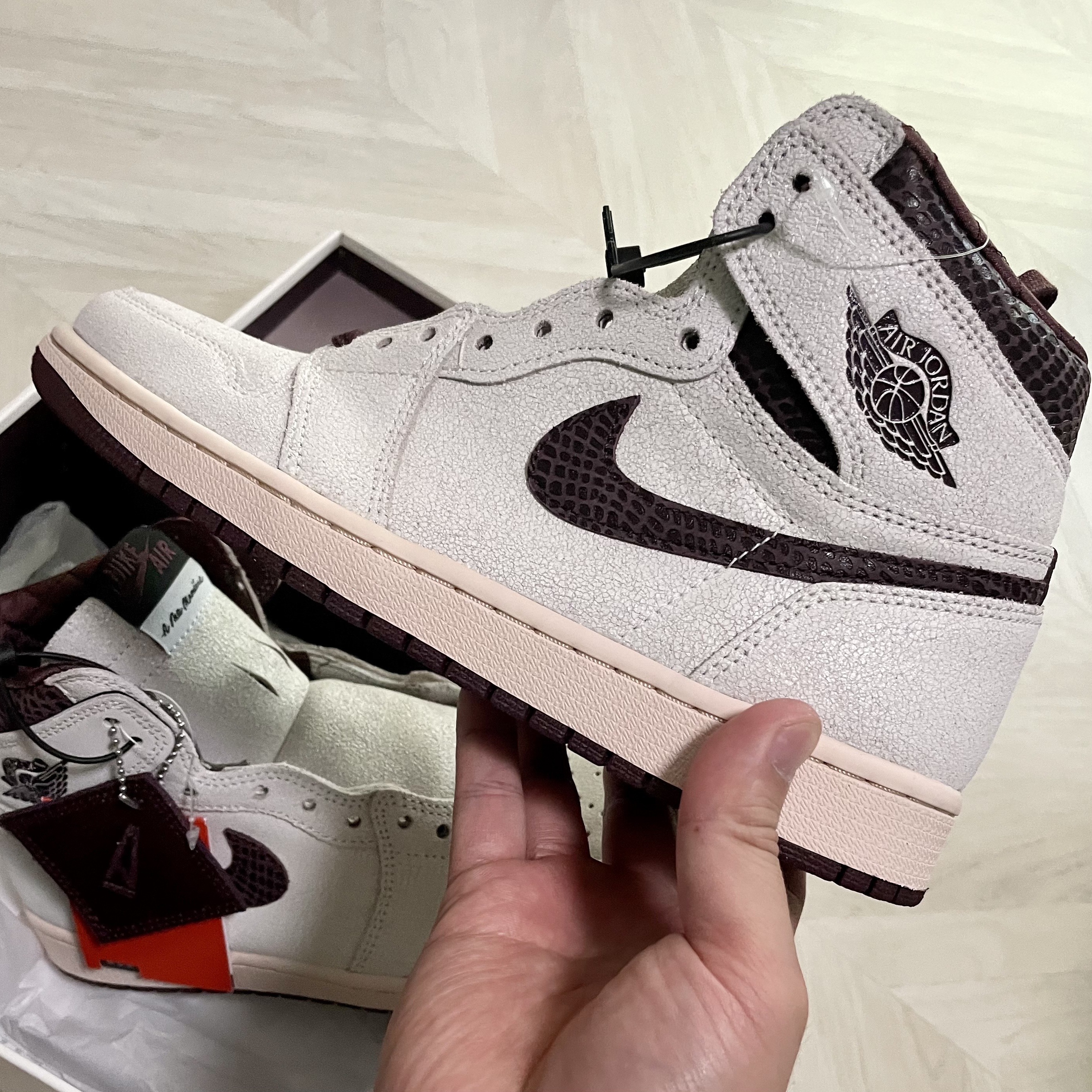 Jordan 1 x A Ma Maniere Retro High OG SP Sail and Burgundy 착용 스타일 - 2