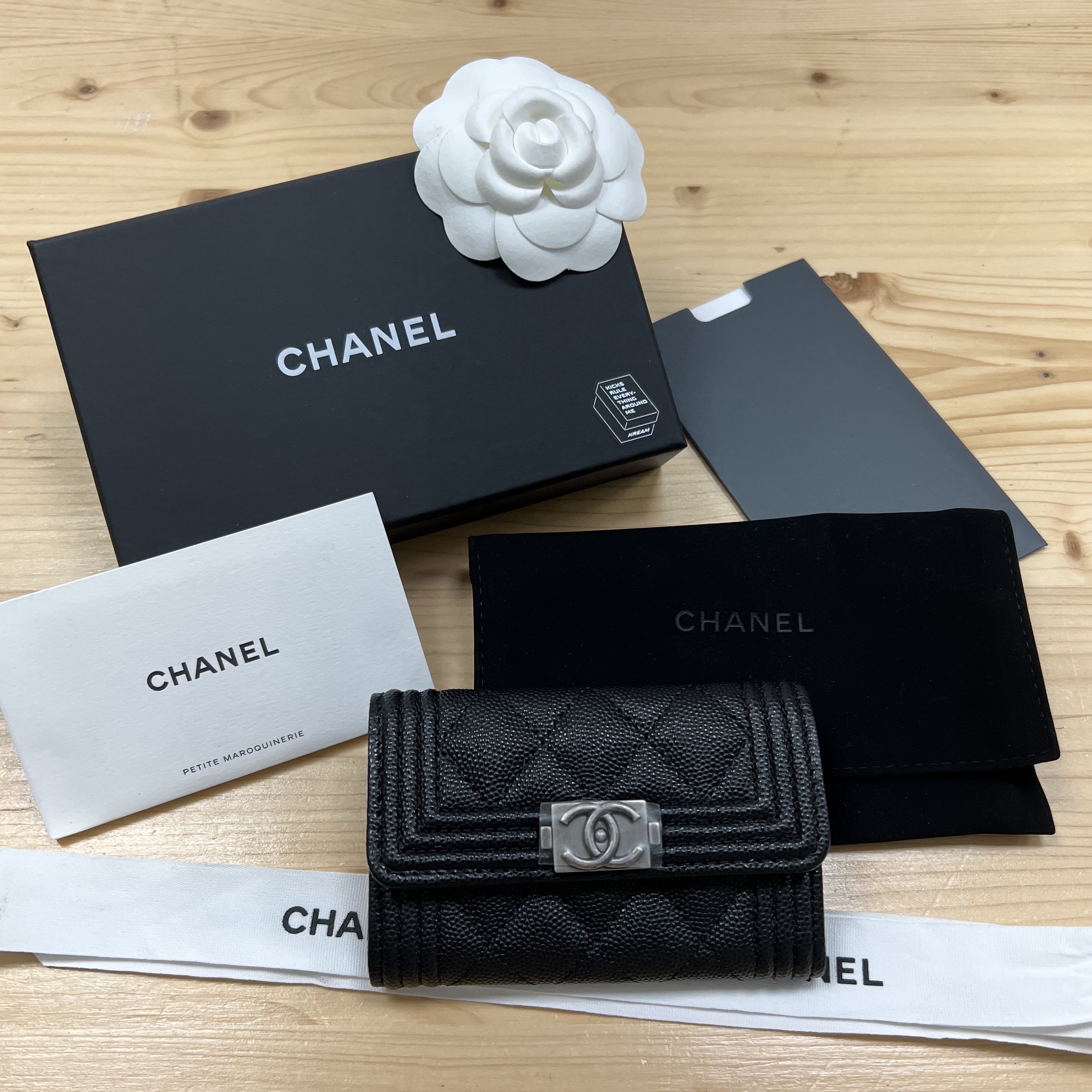 Chanel Boy Chanel Flap Card Holder Grained Calfskin & Ruthenium Black 착용 스타일