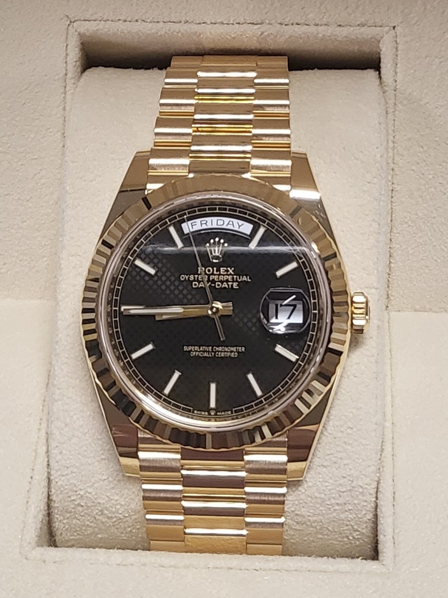 Rolex Day-Date 40mm 228238 Diagonal Motif Silver President 착용 스타일 - 2