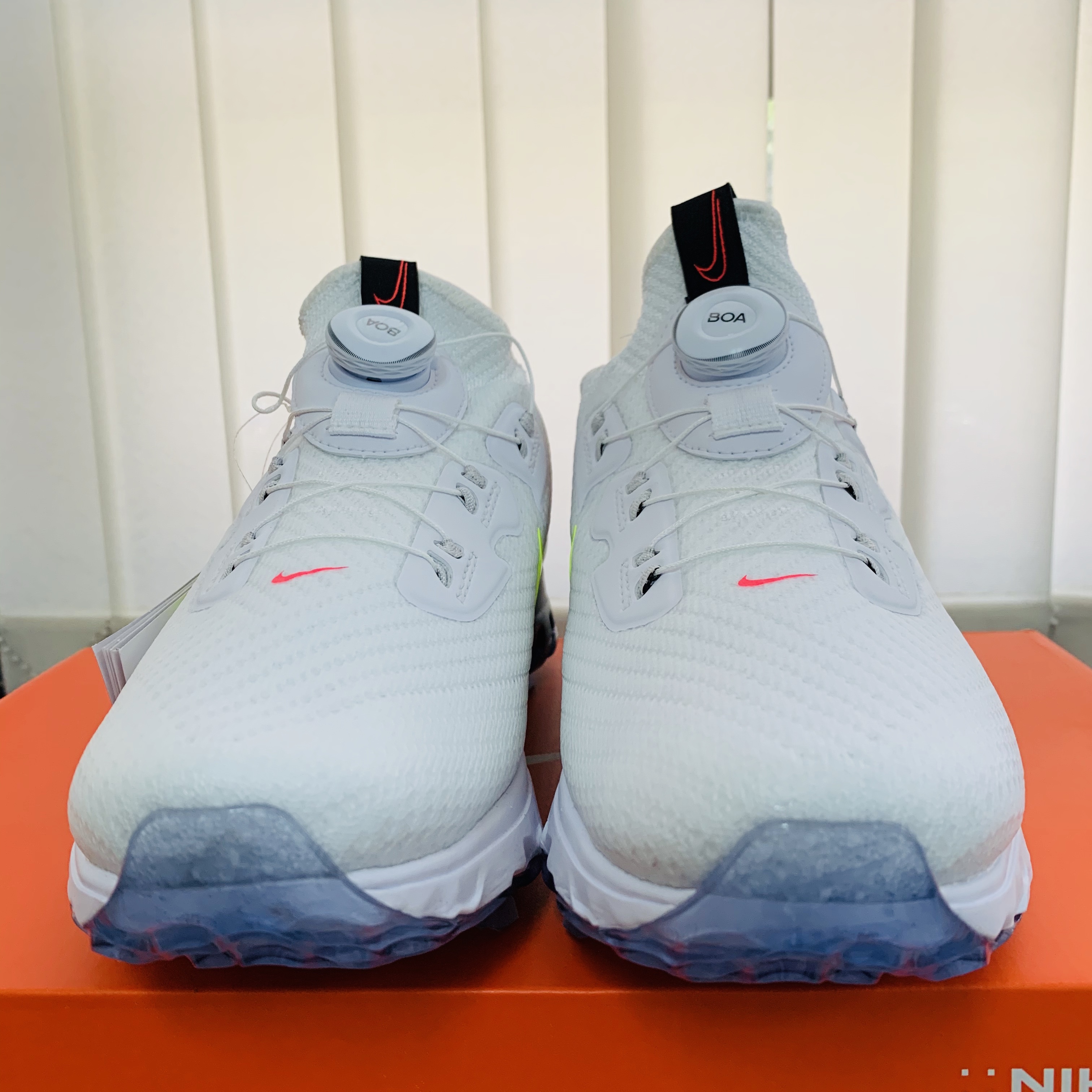 Nike Air Zoom Infinity Tour White Black Crimson Volt (Wide) 착용 스타일 - 2