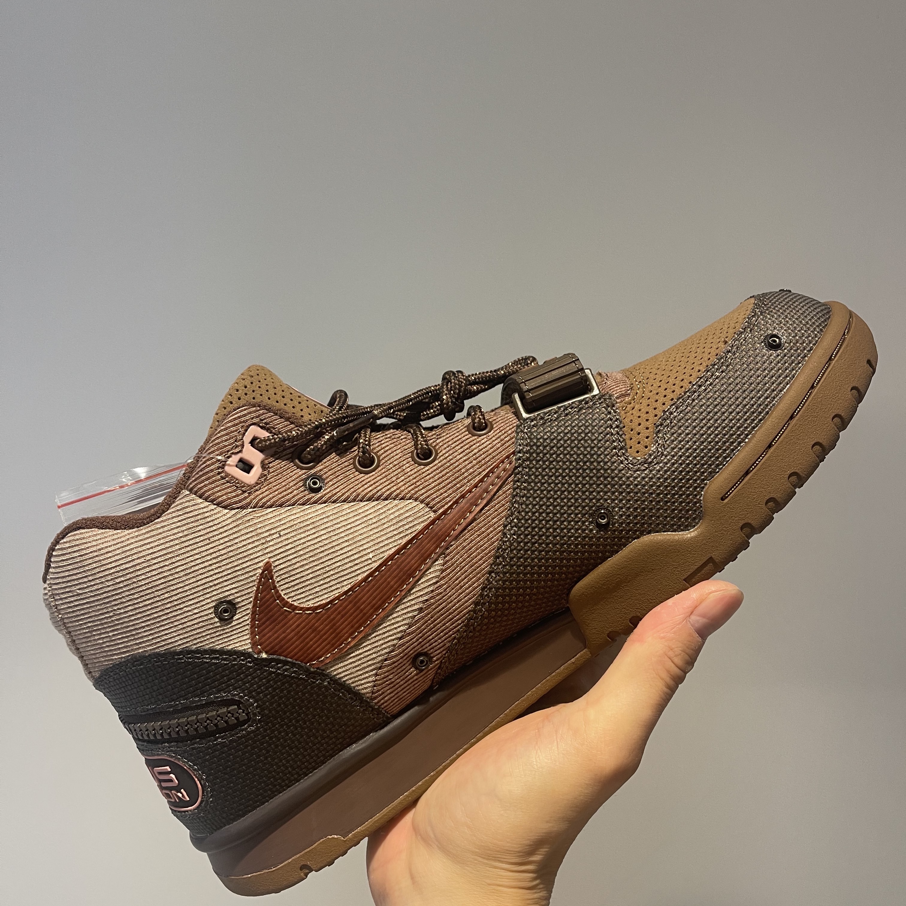Nike x Travis Scott Air Trainer 1 Archaeo Brown and Rust Pink, Nike x Travis Scott Nike Air Trainer 1 Grey Haze and Dusty Sage 착용 스타일 - 2