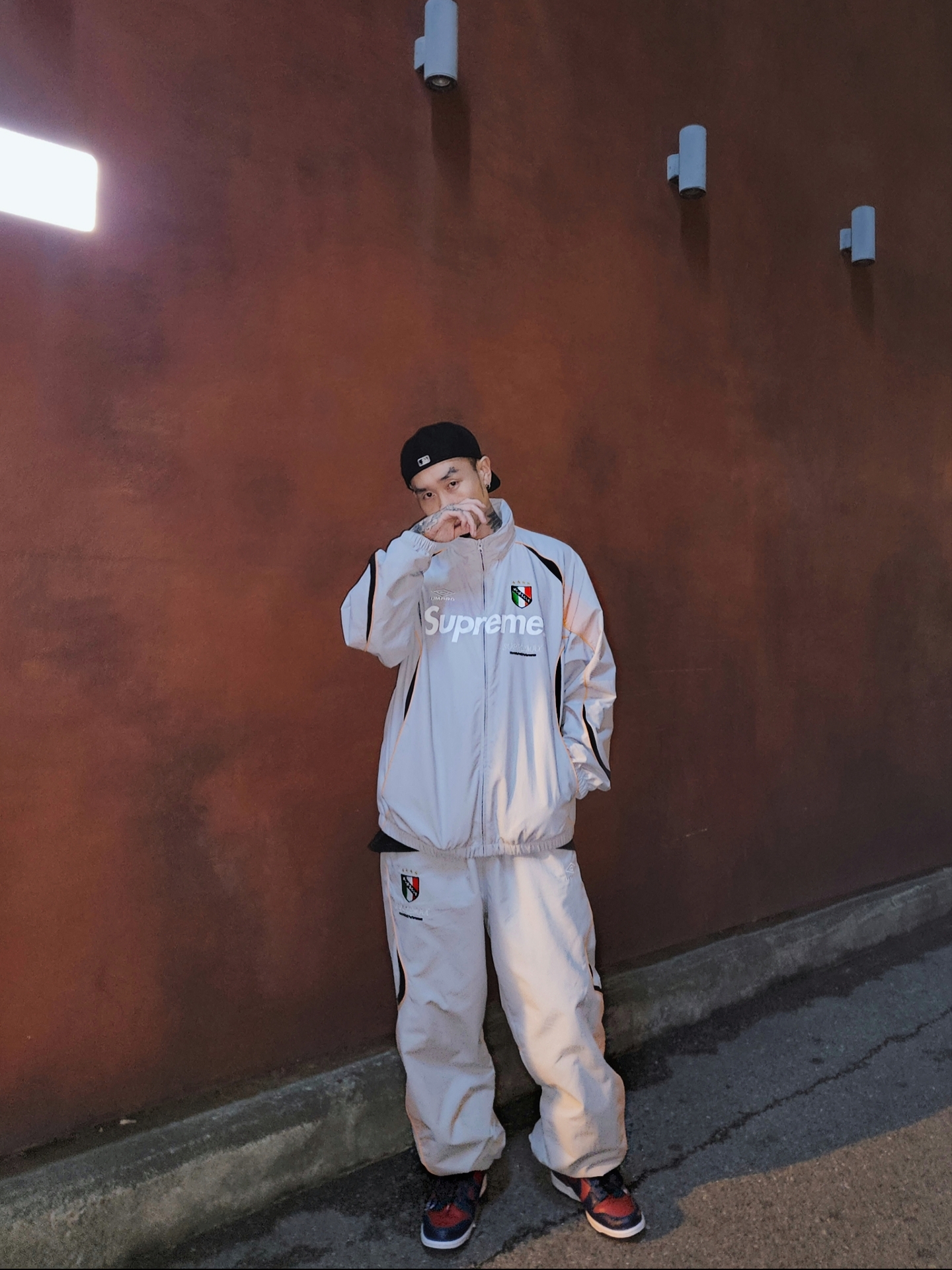 Supreme x Umbro Track Jacket Grey - 22SS, Supreme x Umbro Track Pants Grey - 22SS 착용 스타일