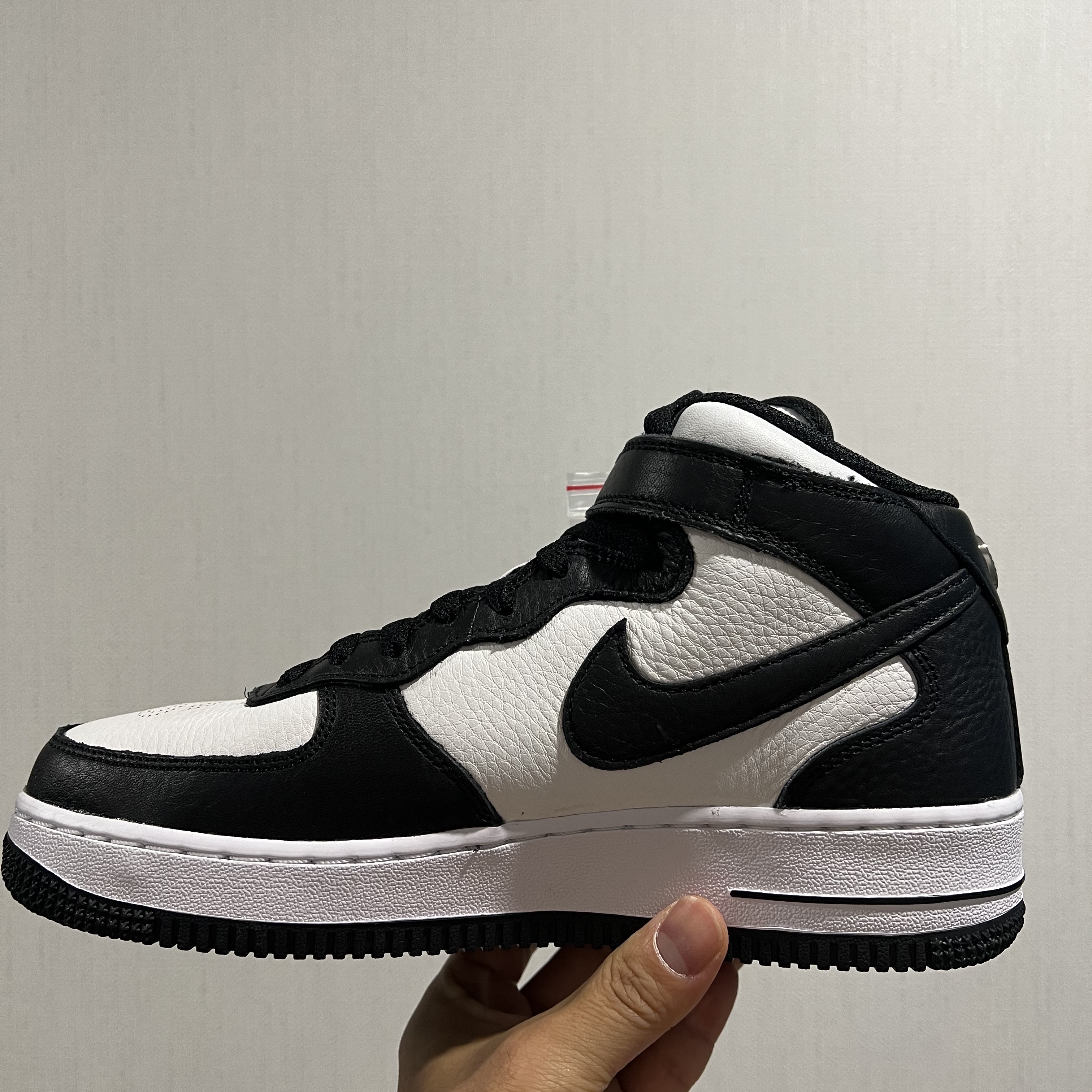 Nike x Stussy Air Force 1 '07 Mid SP Black and Light Bone 착용 스타일 - 1