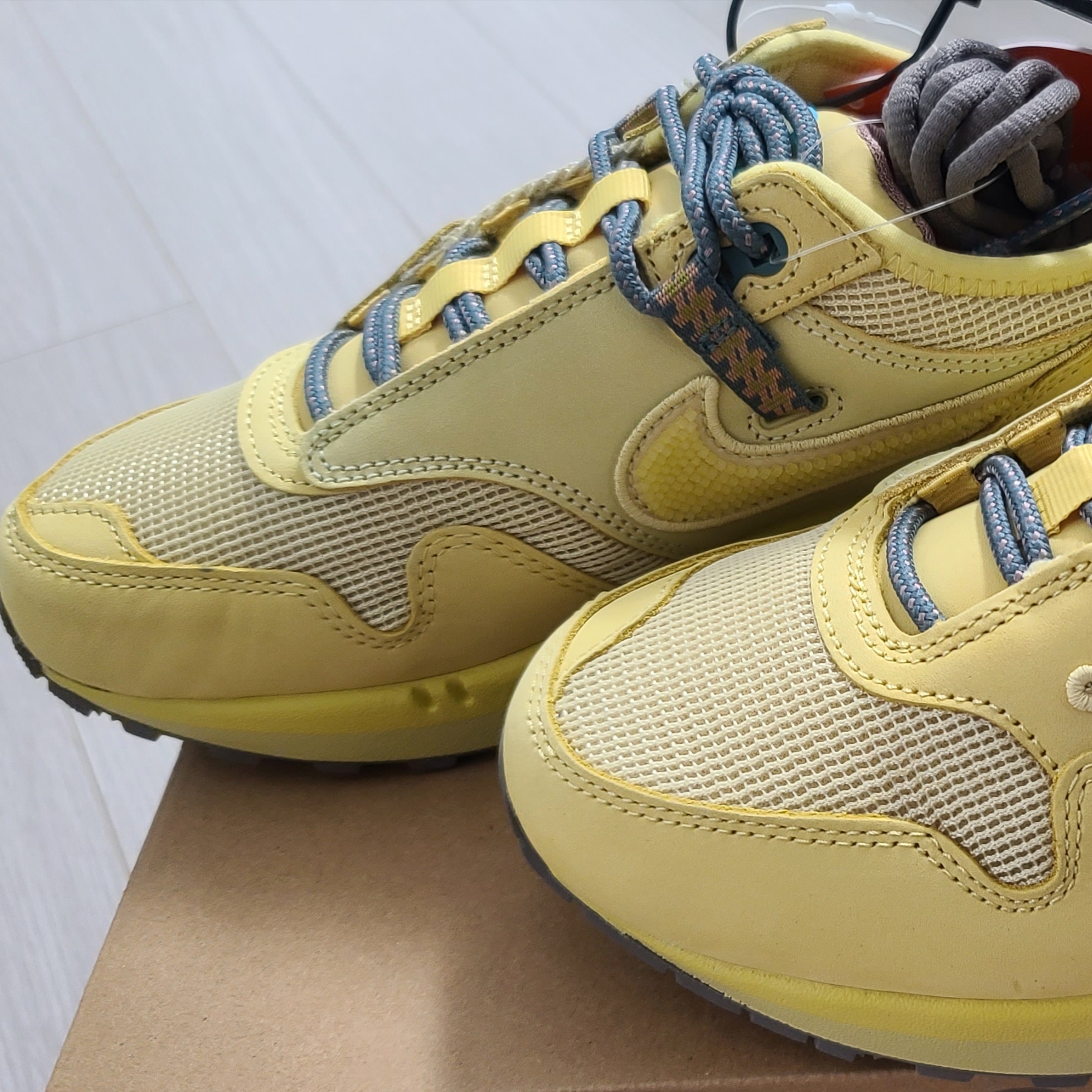 Nike x Travis Scott Air Max 1 Cact.us Gold 착용 스타일 - 2