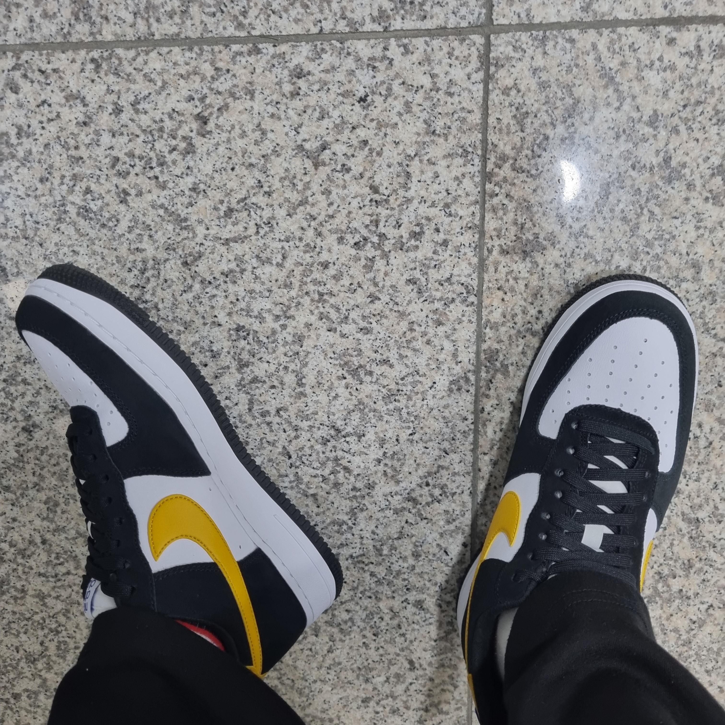 Nike Air Force 1 '07 LV8 Athletic Club Black Dark Sulfur 착용 스타일 - 1