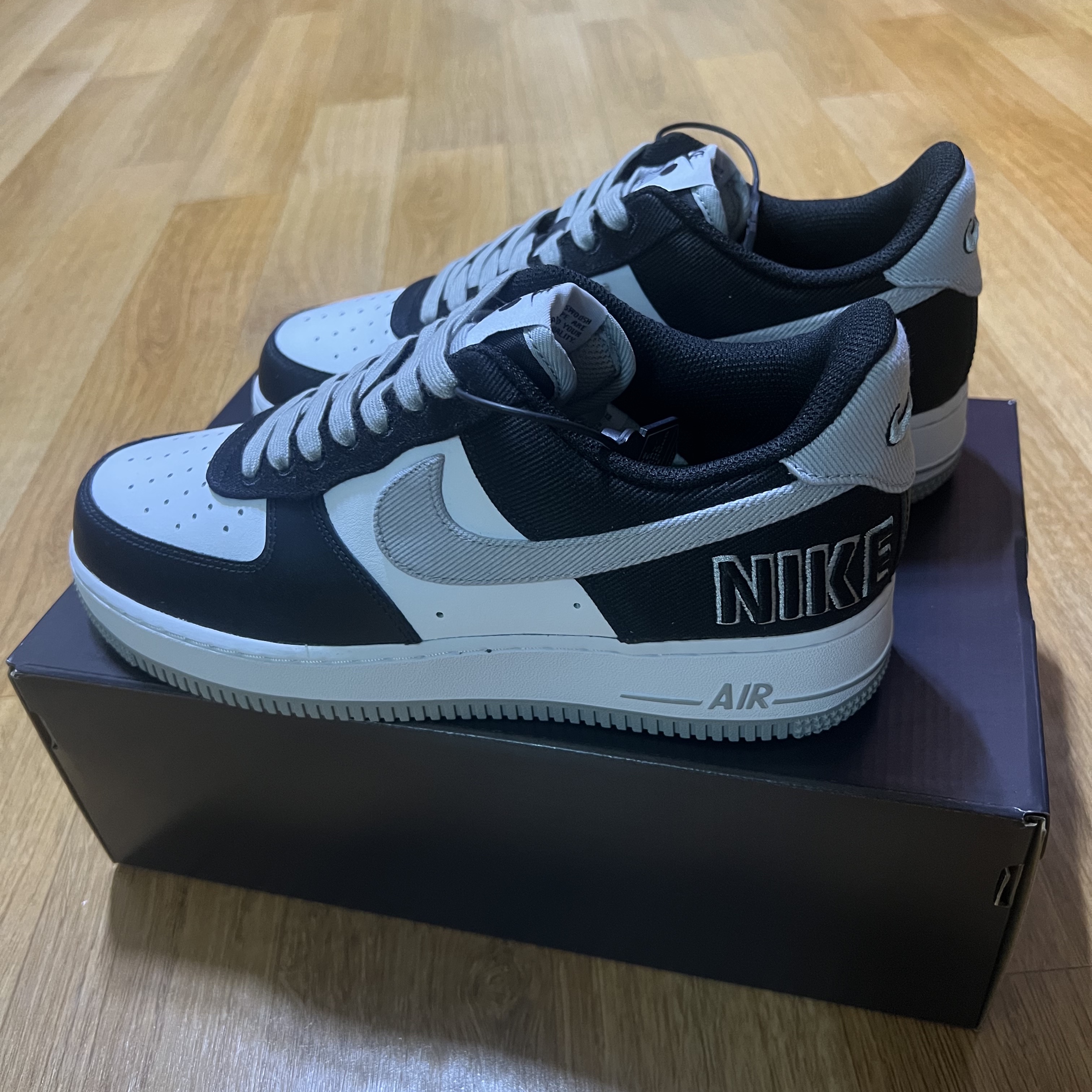 Nike Air Force 1 '07 LV8 EMB Black Silver 착용 스타일 - 1