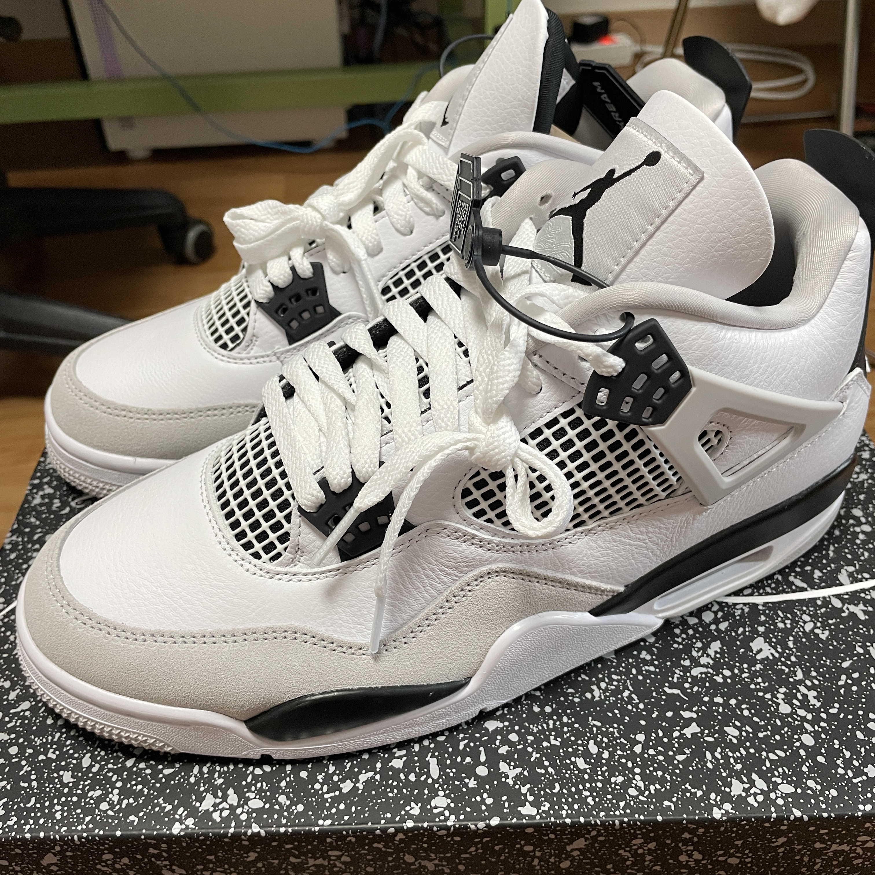 Jordan 4 Retro White and Black 착용 스타일 - 3