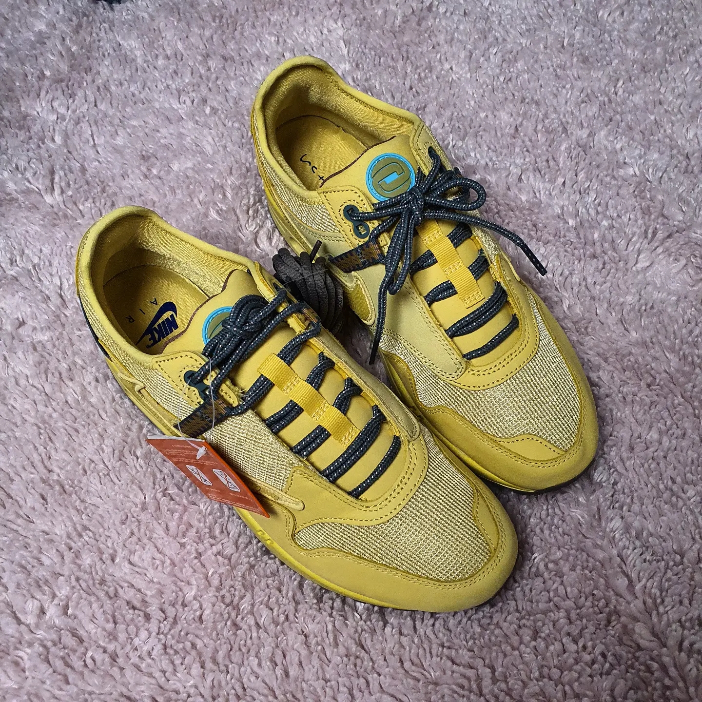 Nike x Travis Scott Air Max 1 Cact.us Gold 착용 스타일 - 1