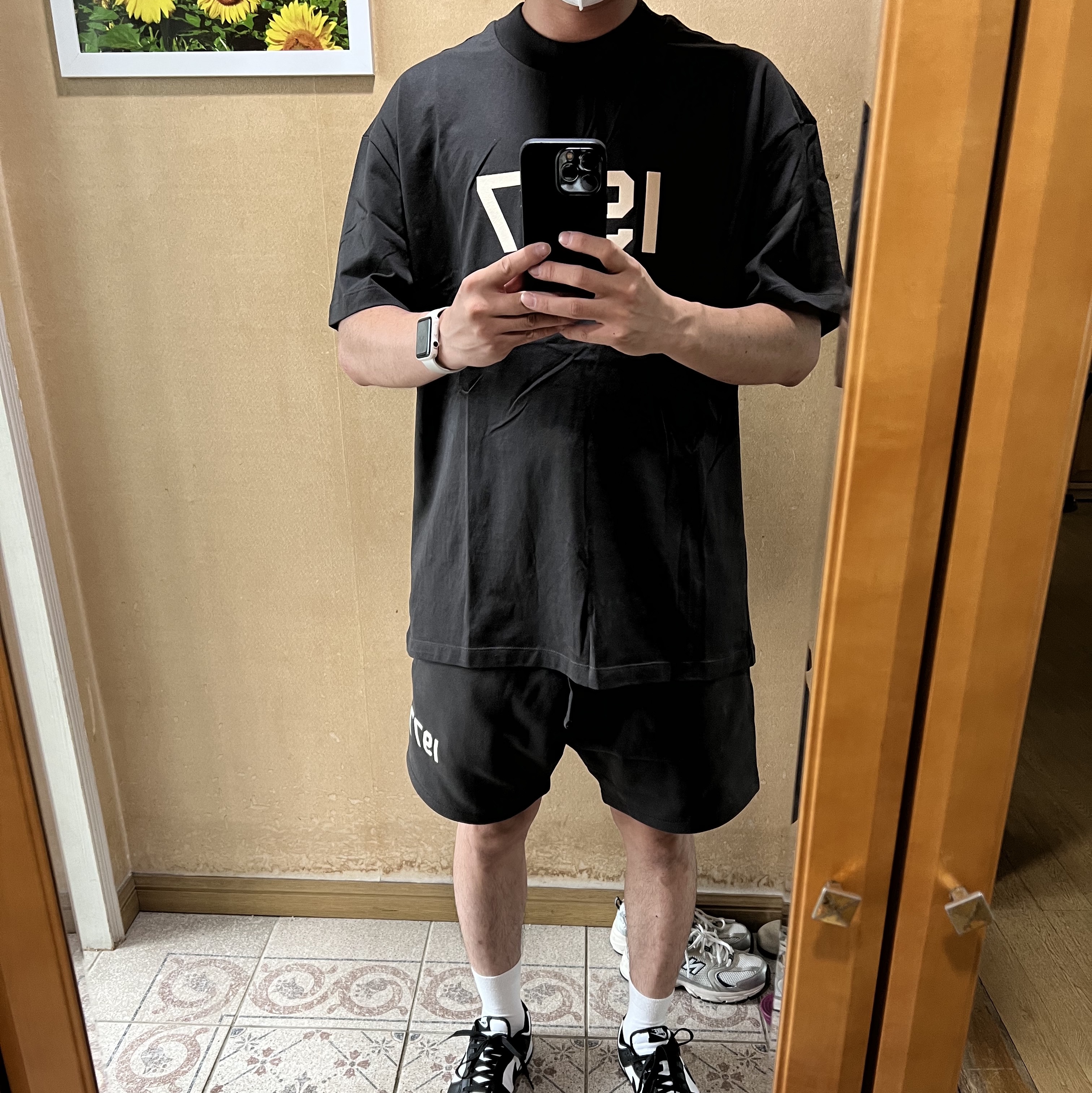 Essentials 1977 Shorts Iron - 22SS, Essentials 1977 T-Shirt Iron - 22SS 착용 스타일