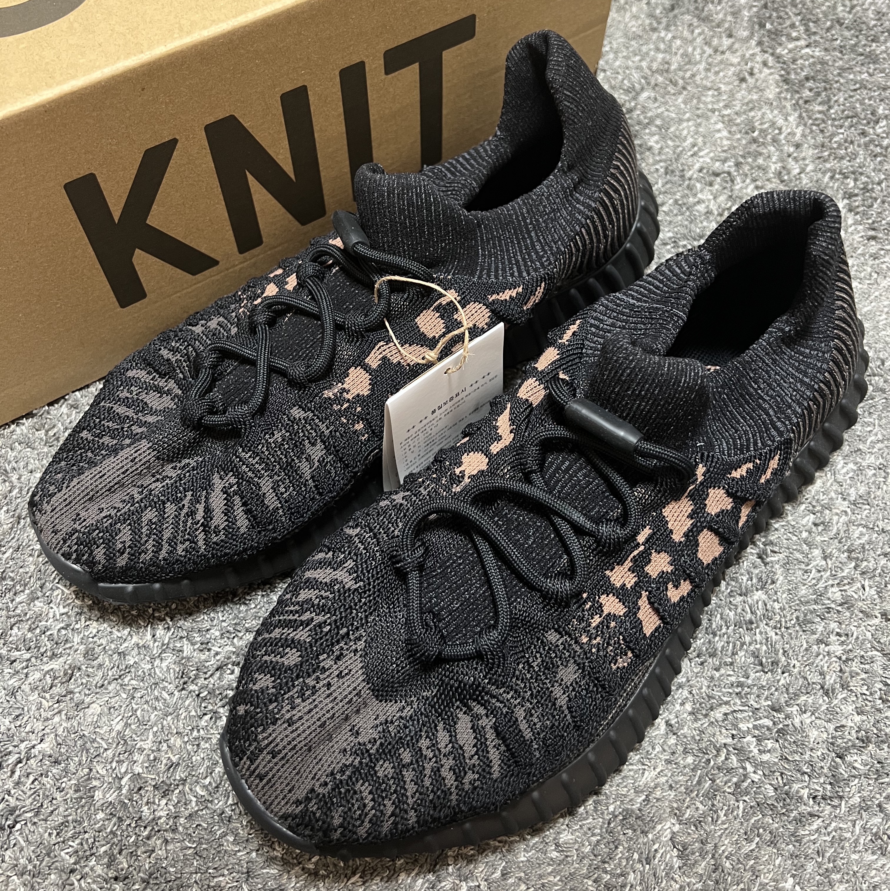 Adidas Yeezy 350 V2 CMPCT Slate Carbon 착용 스타일 - 2