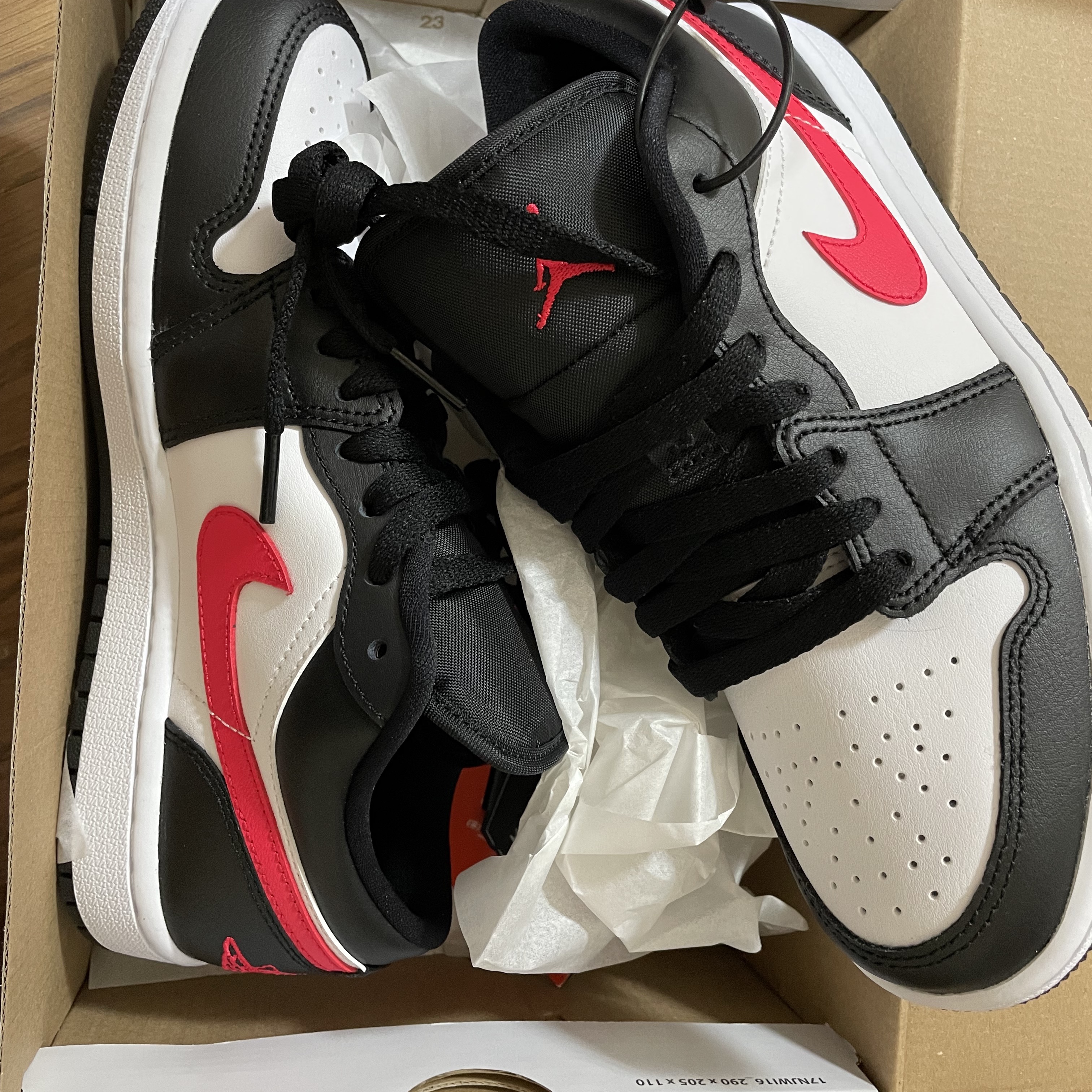 (W) Jordan 1 Low Black Siren Red 착용 스타일 - 1