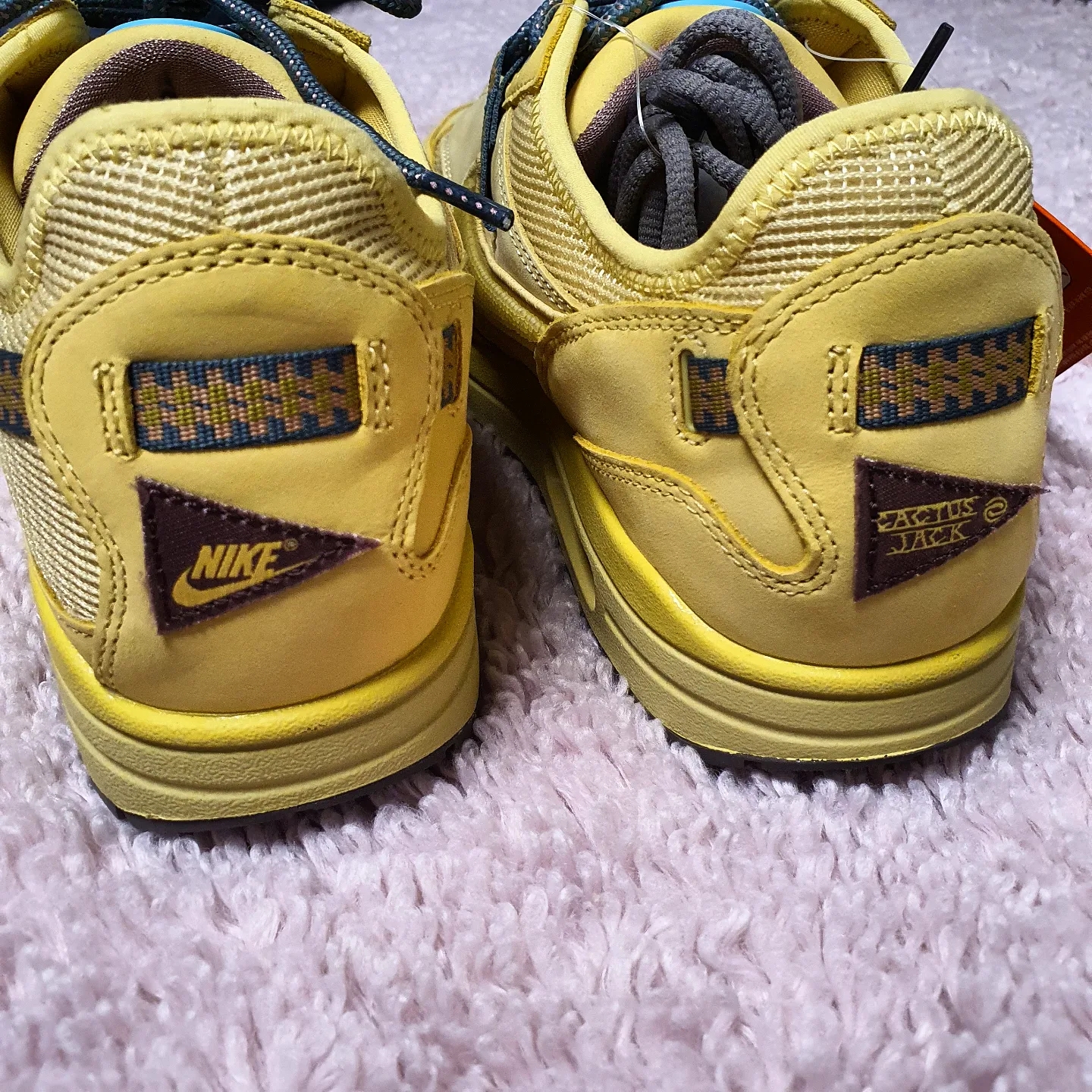 Nike x Travis Scott Air Max 1 Cact.us Gold 착용 스타일 - 3
