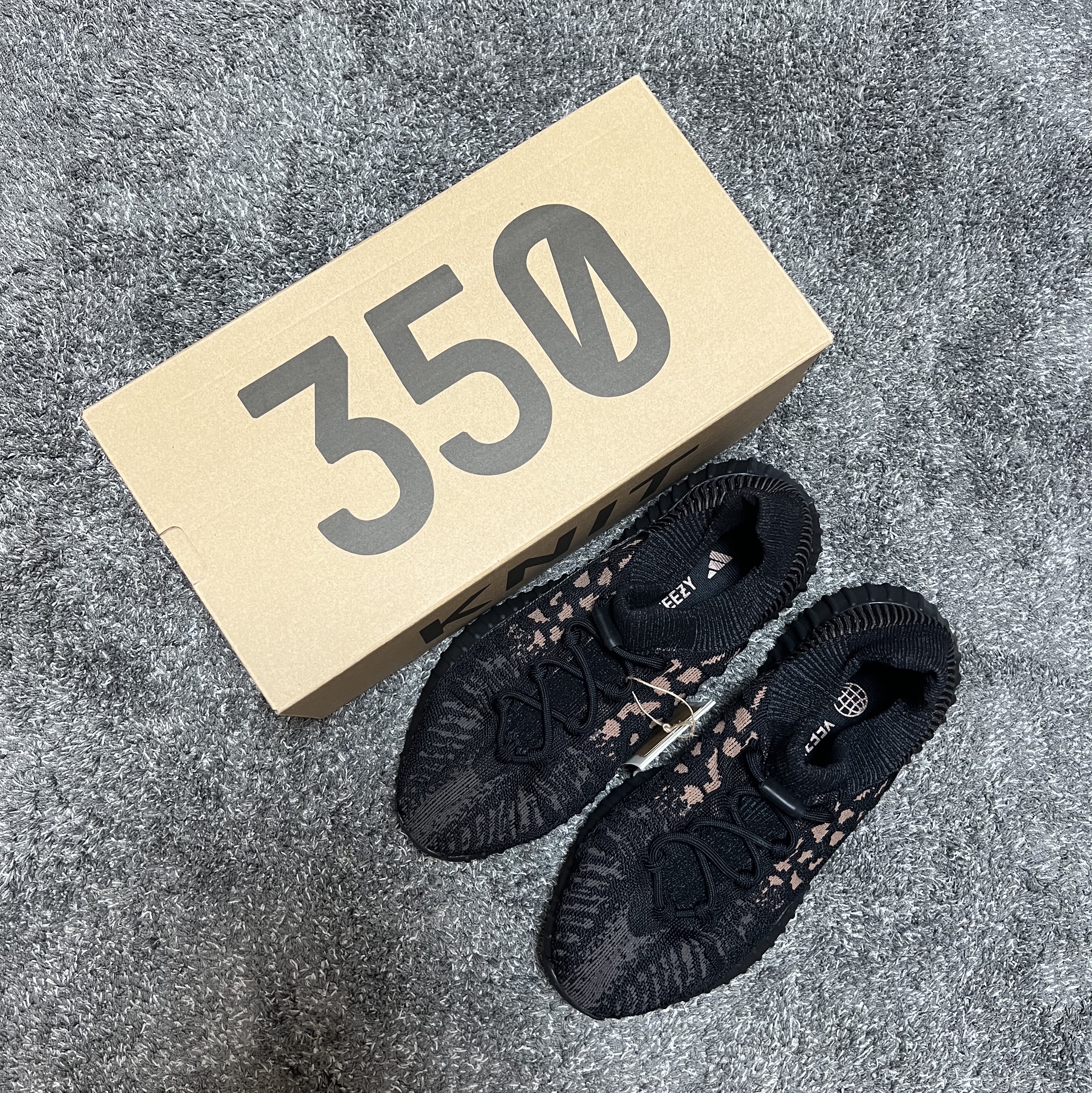Adidas Yeezy 350 V2 CMPCT Slate Carbon 착용 스타일 - 4