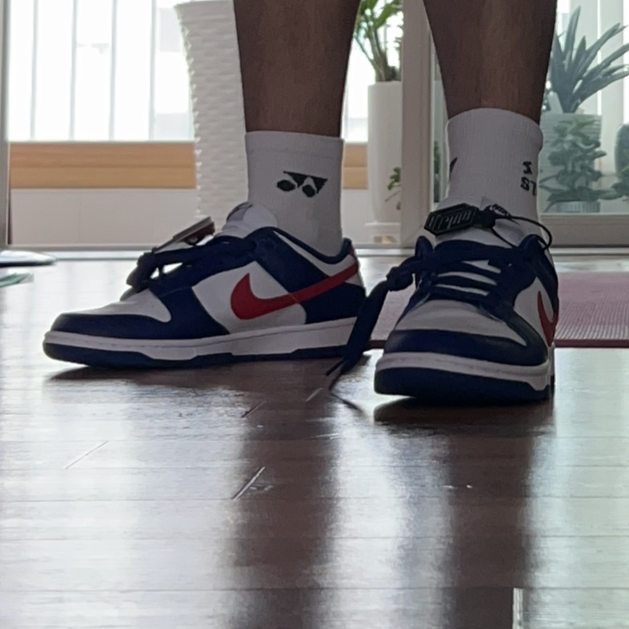 (W) Nike Dunk Low White and University Red 착용 스타일 - 2