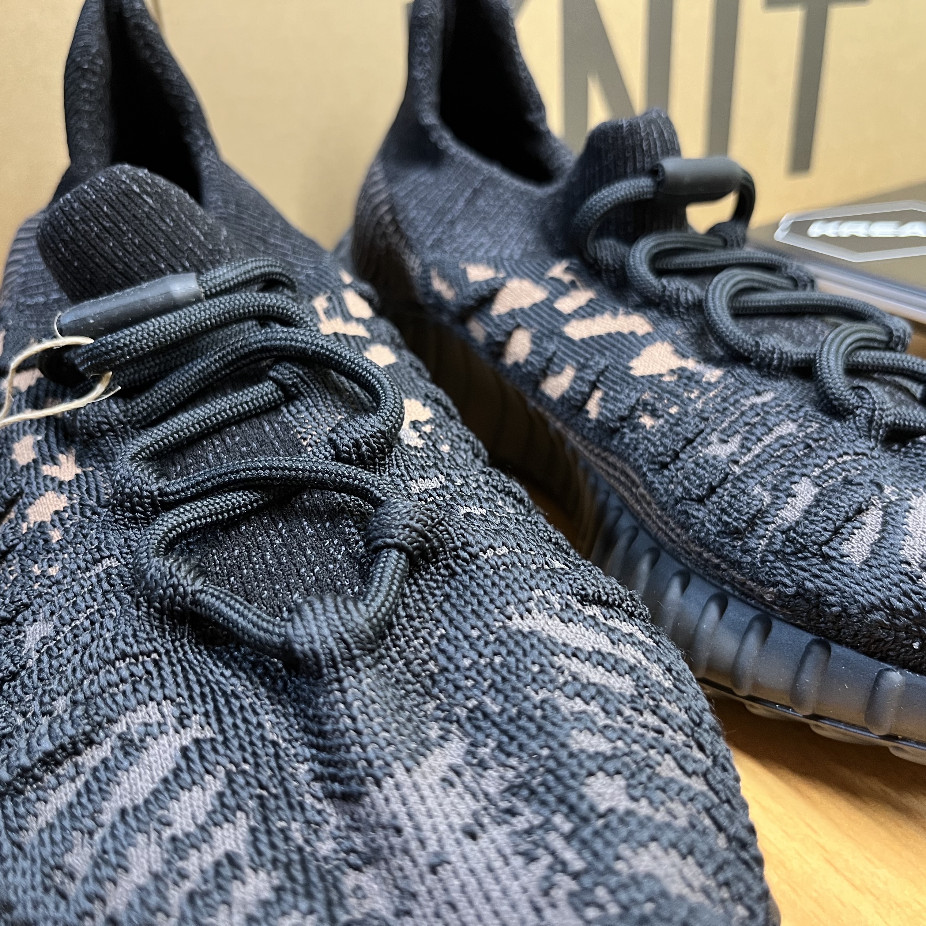 Adidas Yeezy 350 V2 CMPCT Slate Carbon 착용 스타일 - 4