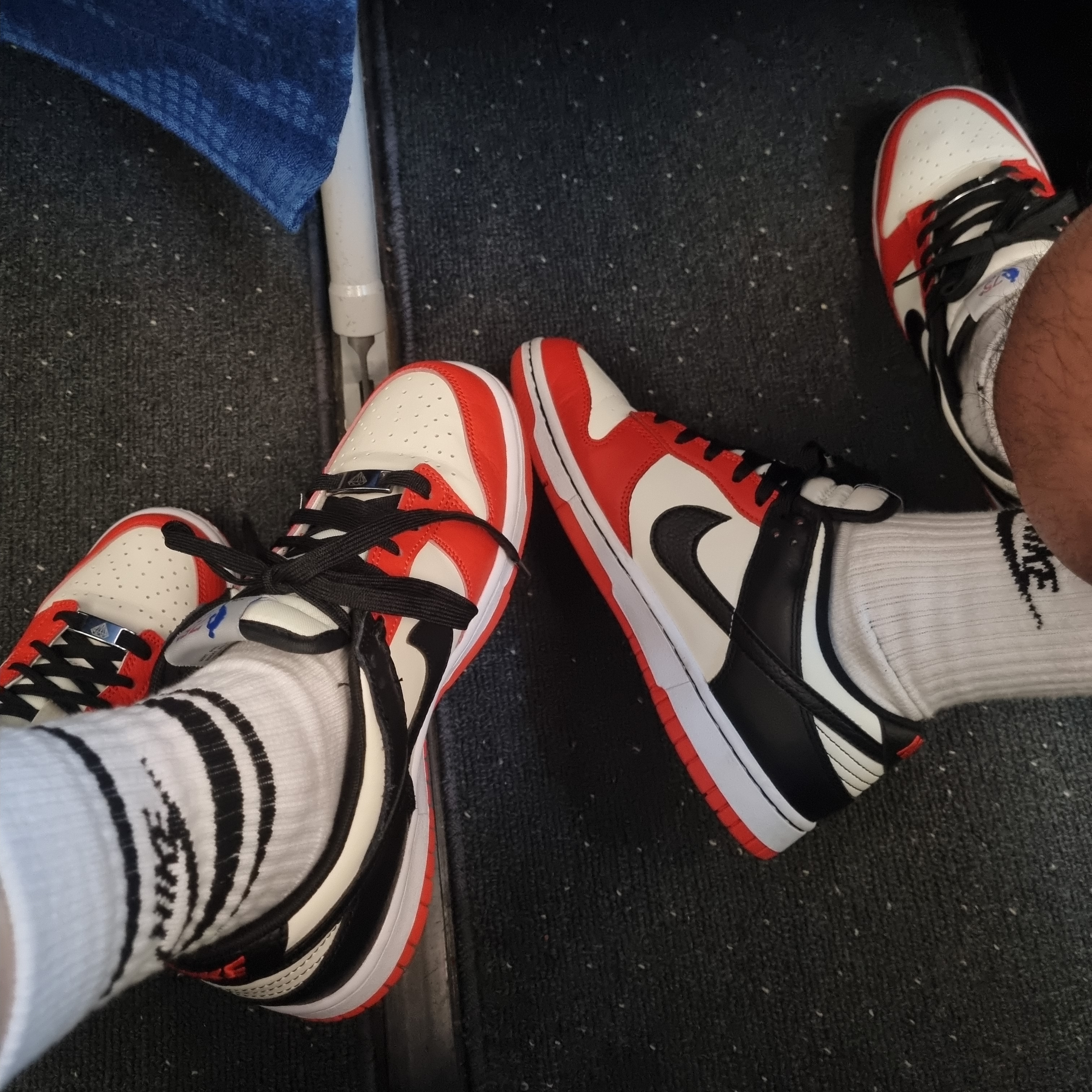 Nike x NBA Dunk Low Retro EMB Black and Chile Red 착용 스타일