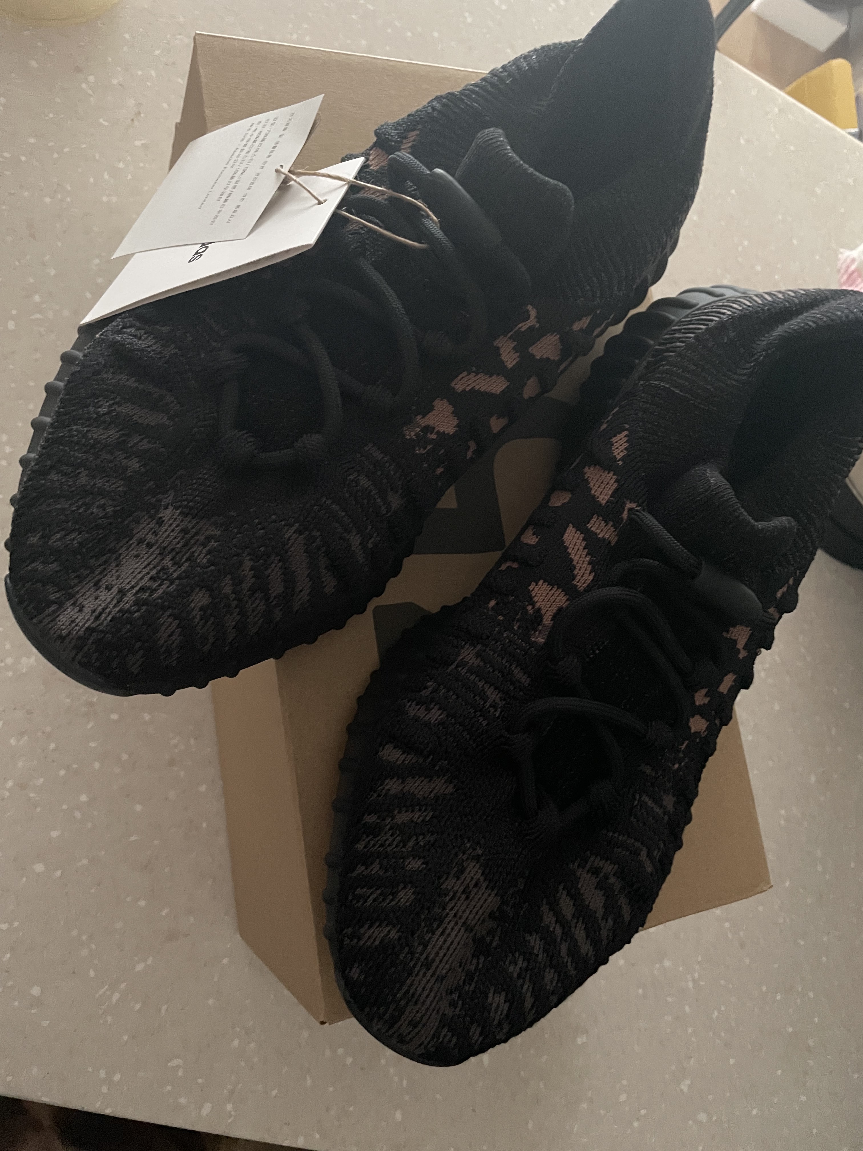 Adidas Yeezy 350 V2 CMPCT Slate Carbon 착용 스타일