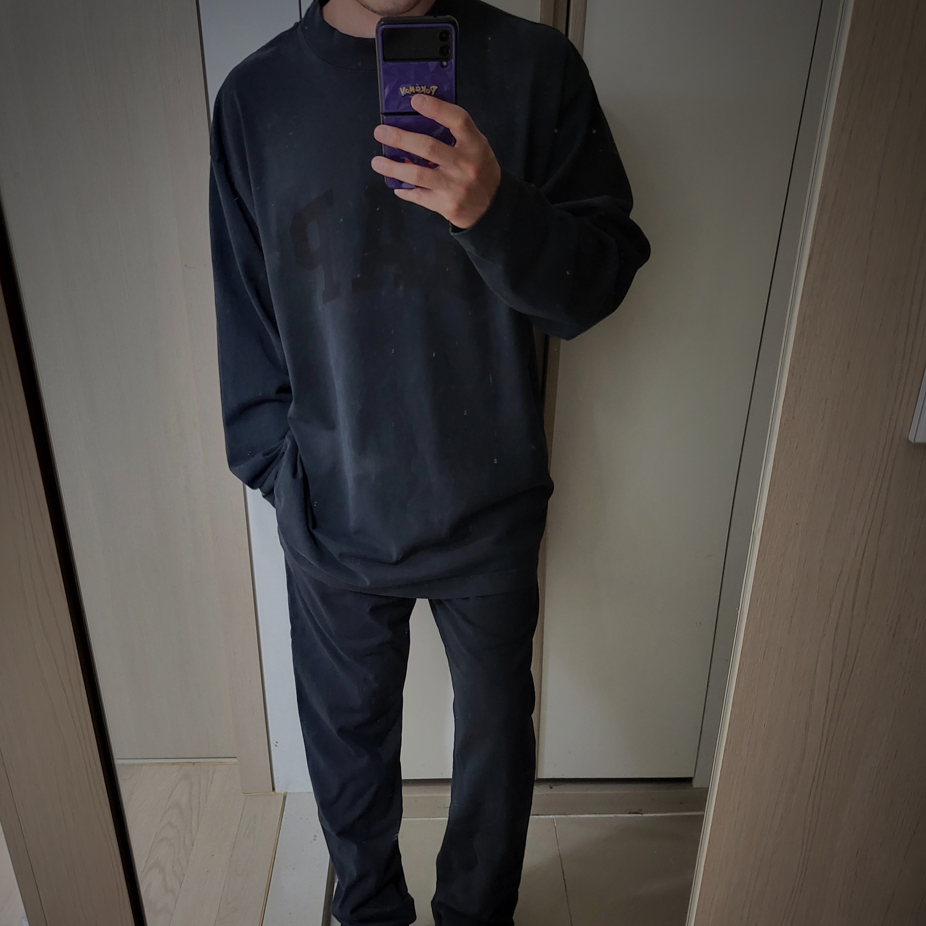 Yeezy Gap Engineered By Balenciaga Dove Long Sleeve T-Shirt Washed Black, Yeezy Gap Engineered By Balenciaga Fitted Sweatpants Washed Black 착용 스타일 - 1