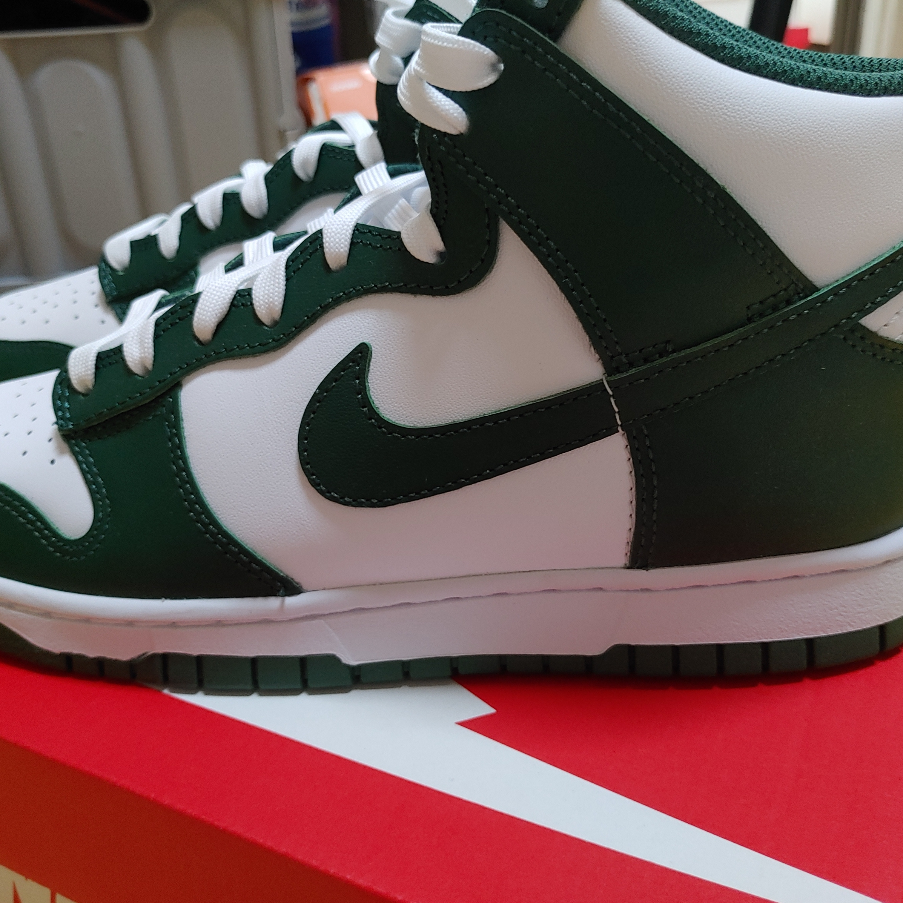 Nike Dunk High Retro Noble Green 착용 스타일 - 2