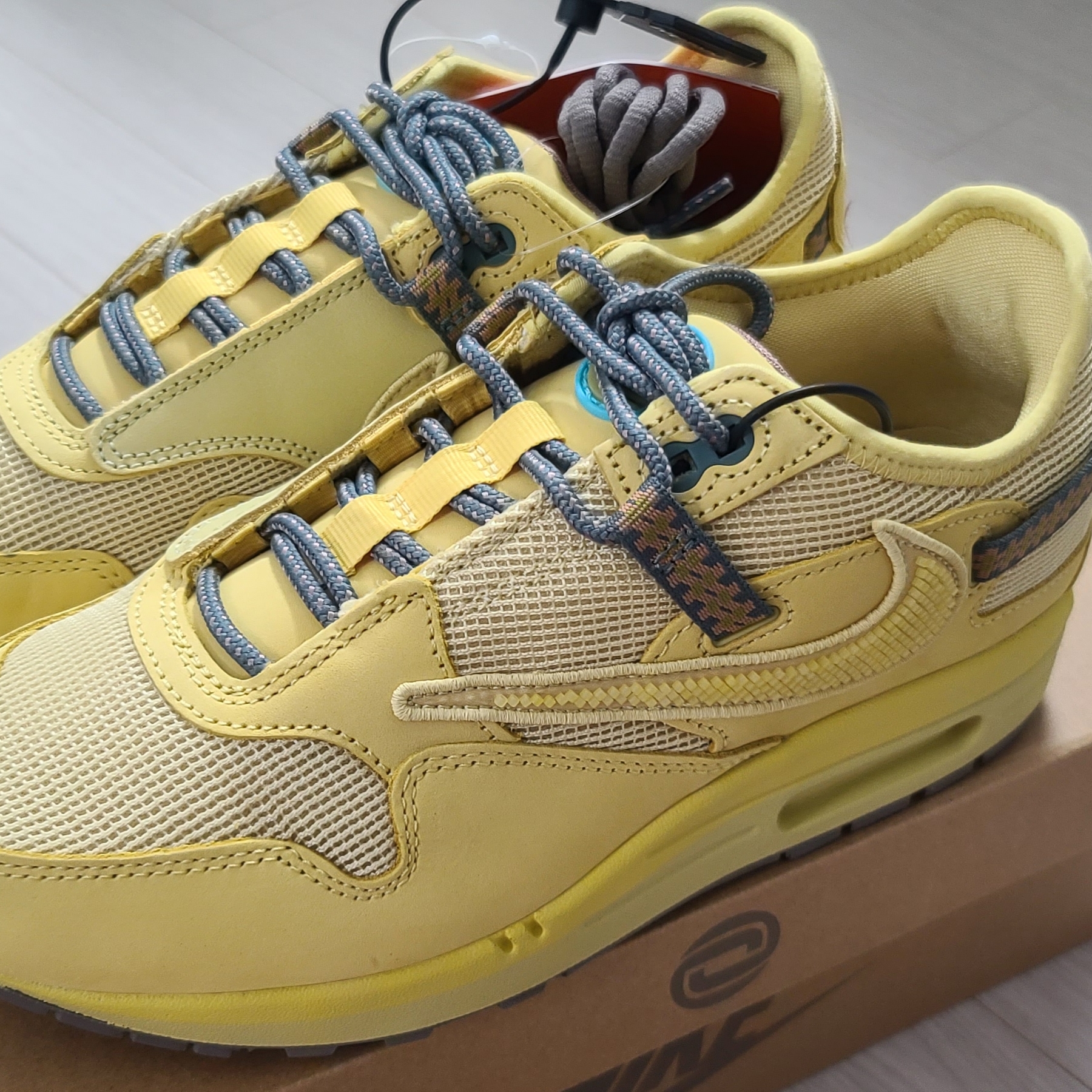 Nike x Travis Scott Air Max 1 Cact.us Gold 착용 스타일 - 1