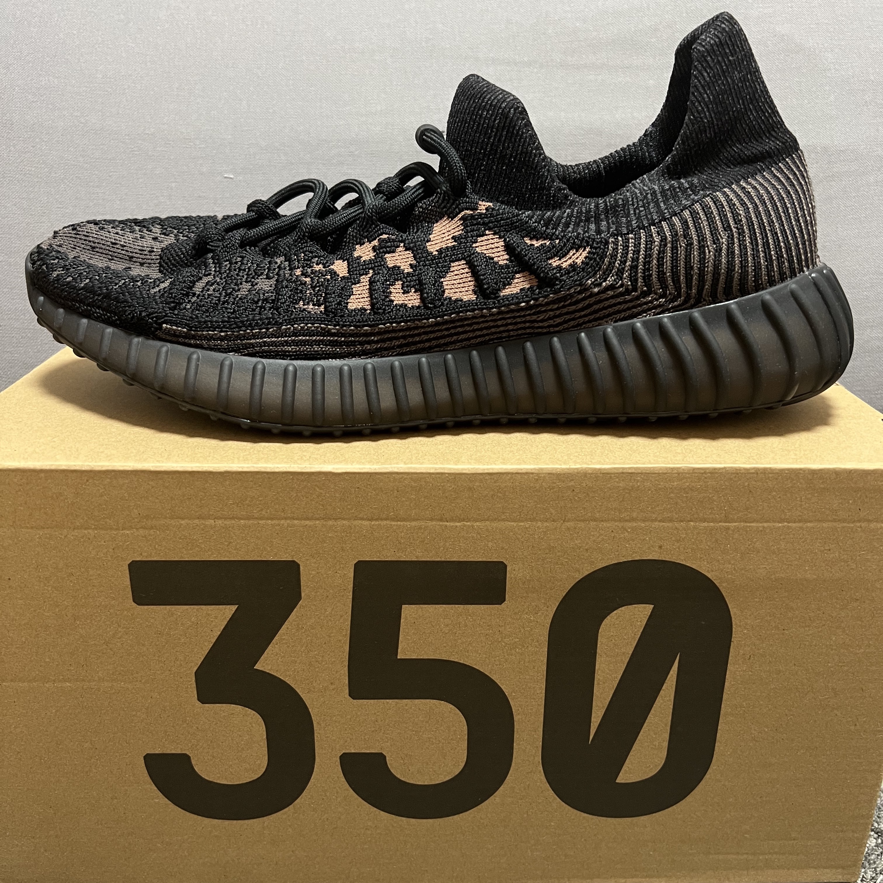 Adidas Yeezy 350 V2 CMPCT Slate Carbon 착용 스타일 - 3