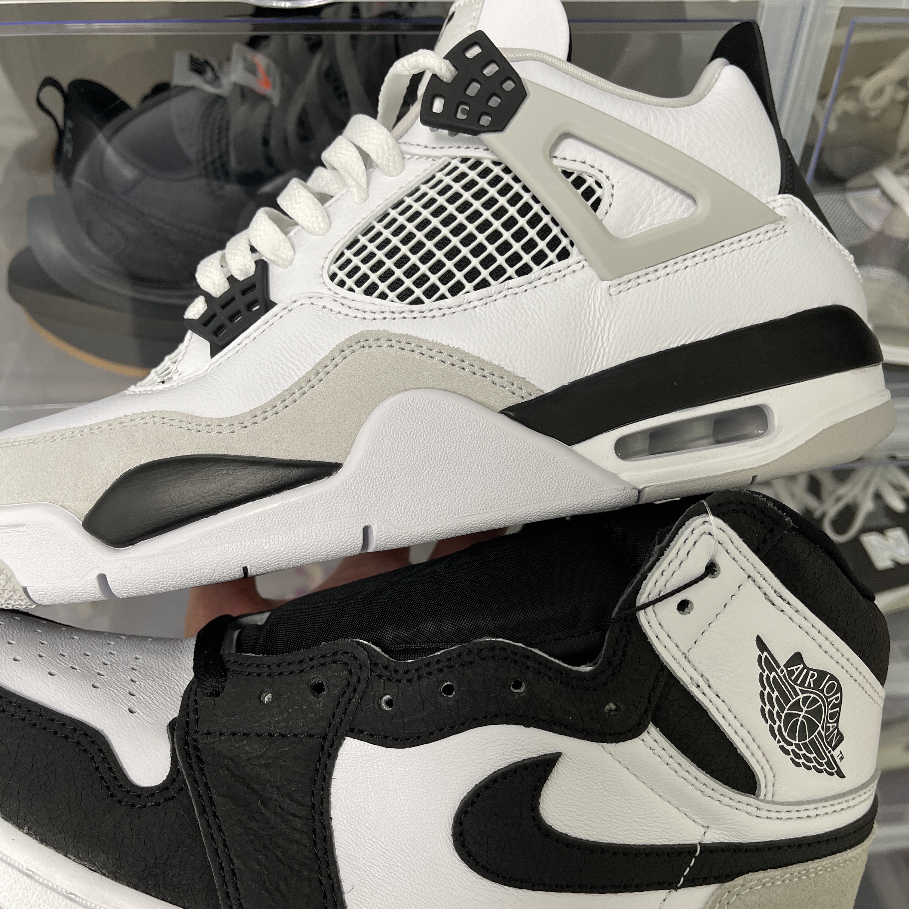 Jordan 1 Retro High OG Bleached Coral, Jordan 4 Retro White and Black 착용 스타일