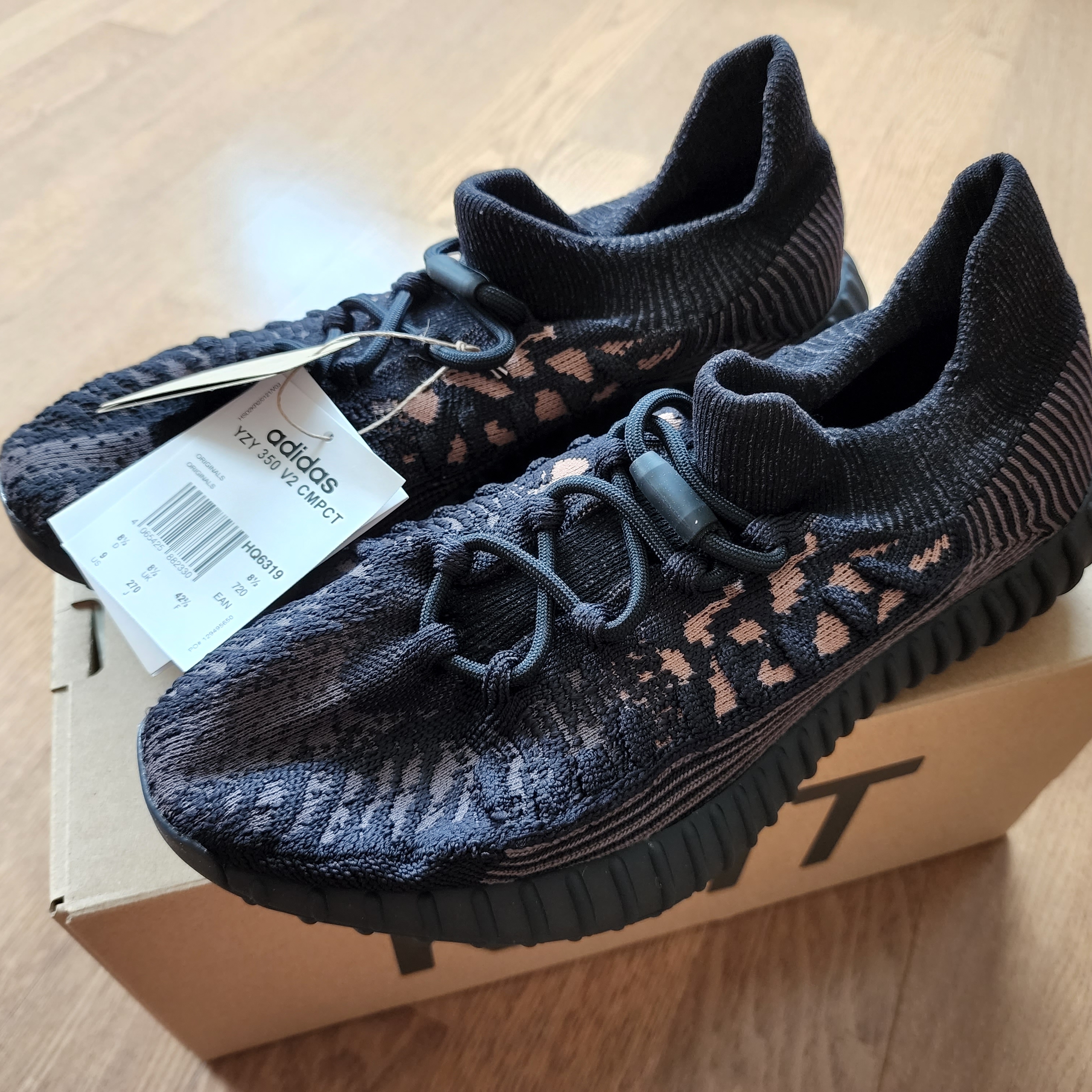 Adidas Yeezy 350 V2 CMPCT Slate Carbon 착용 스타일