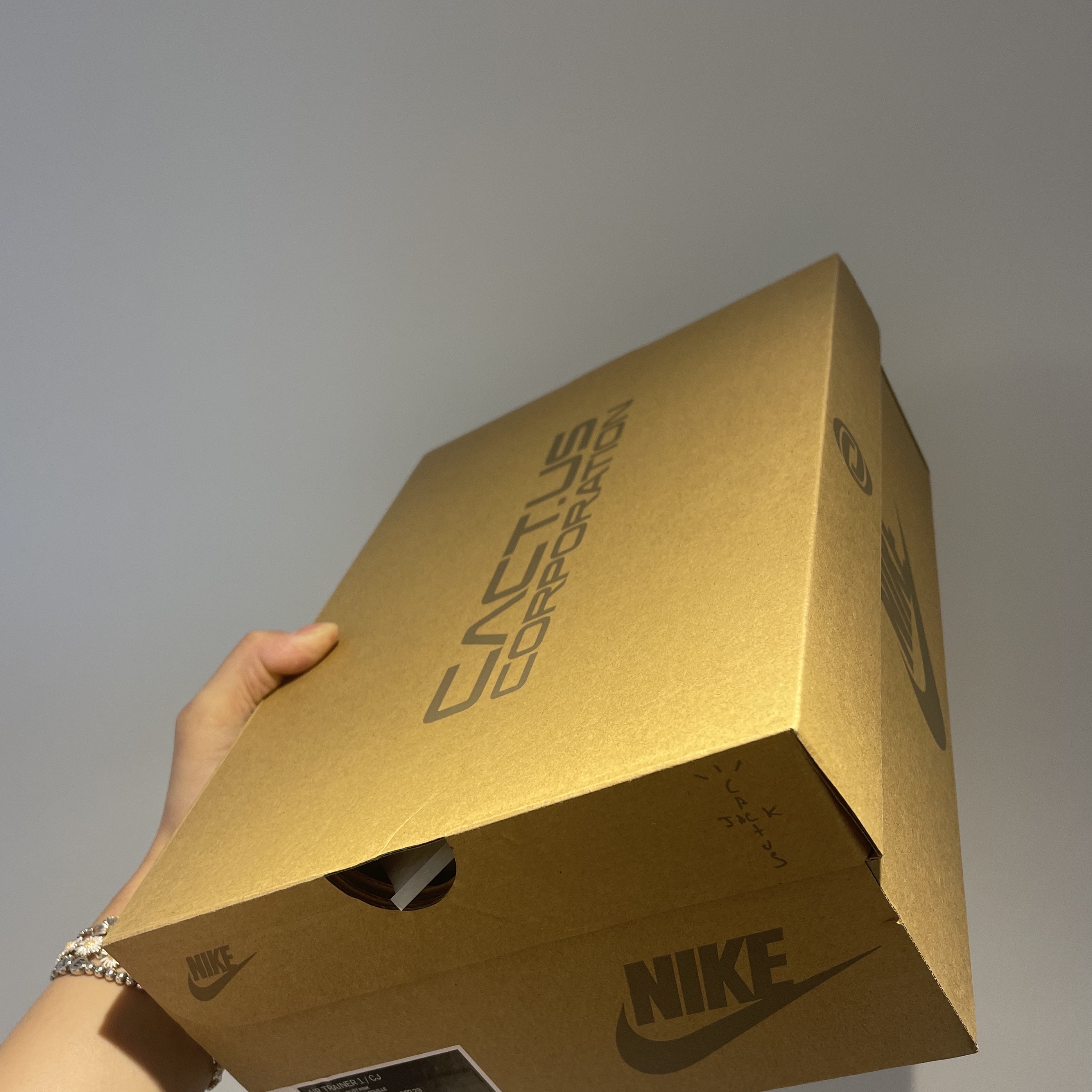 Nike x Travis Scott Air Trainer 1 Archaeo Brown and Rust Pink, Nike x Travis Scott Nike Air Trainer 1 Grey Haze and Dusty Sage 착용 스타일 - 4