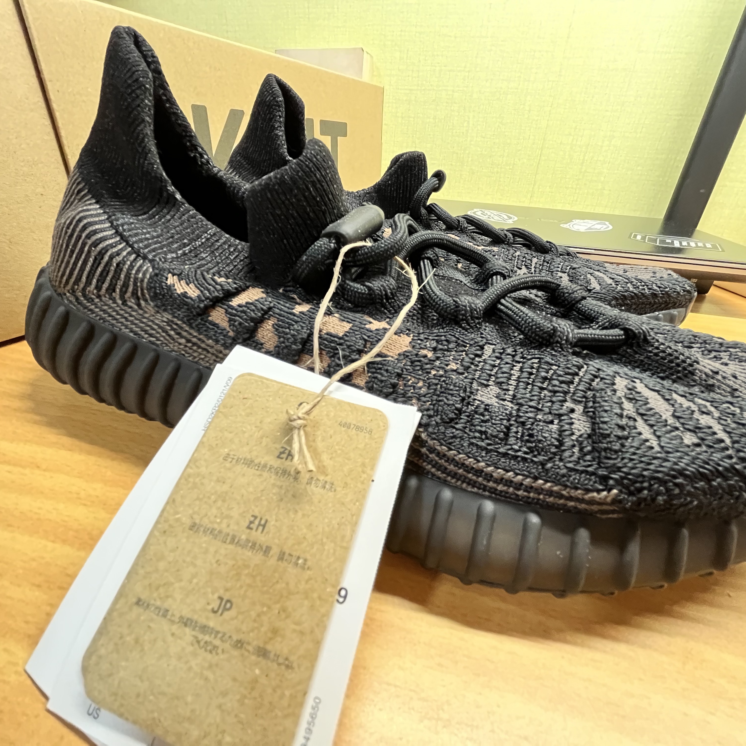 Adidas Yeezy 350 V2 CMPCT Slate Carbon 착용 스타일 - 3