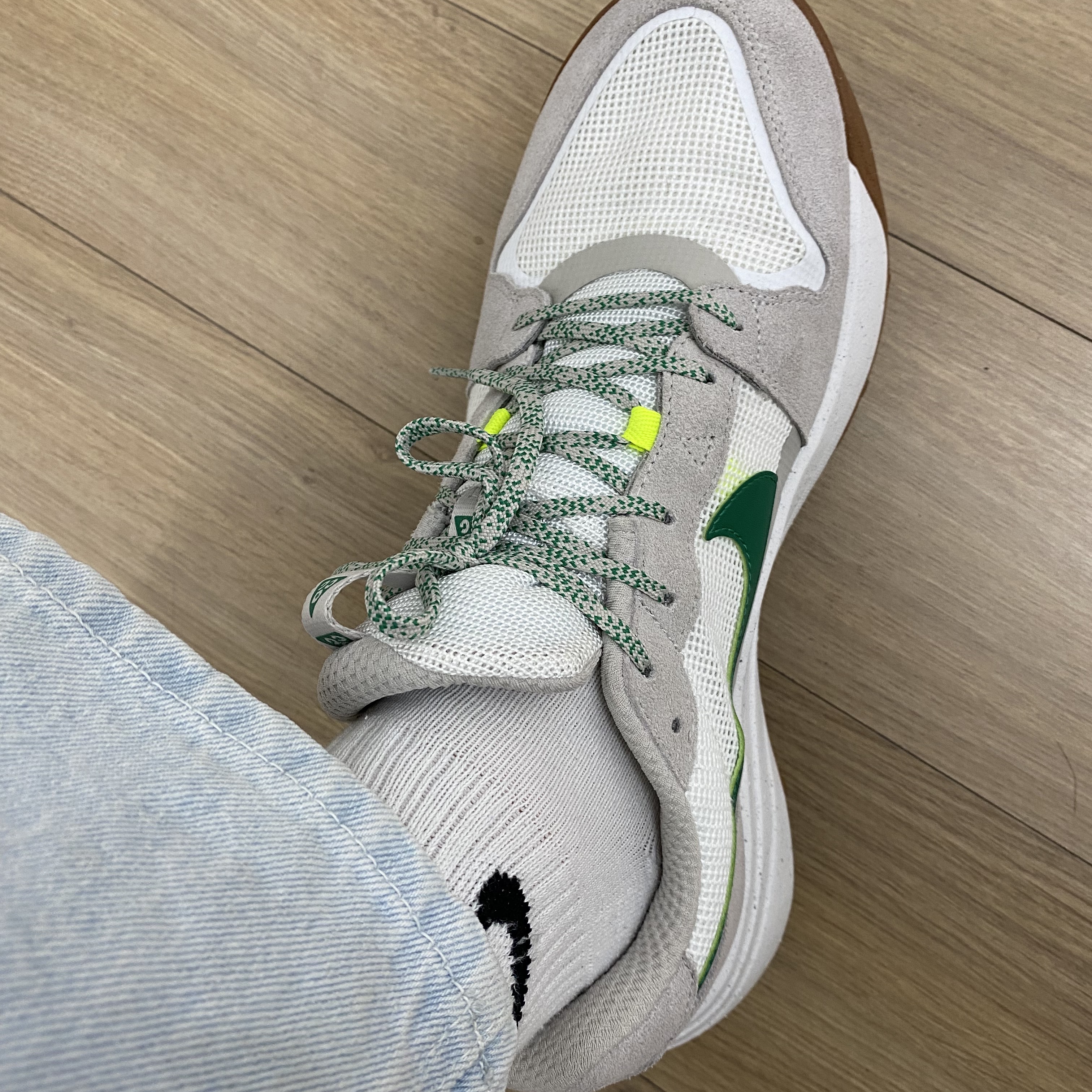 Nike ACG Lowcate Light Iron Ore 착용 스타일