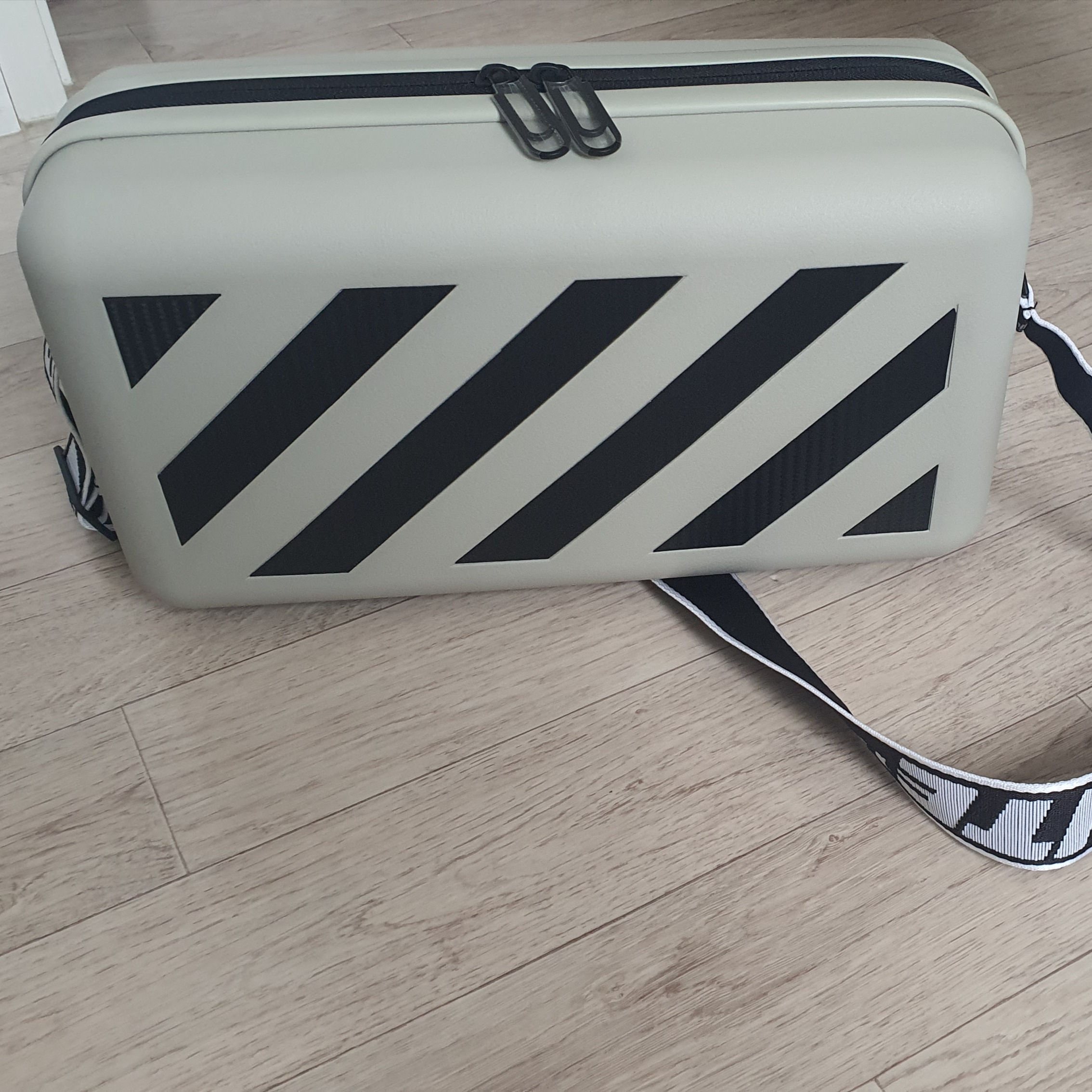Off-White x Amore Pacific Protection Box (Without Cosmetics) 착용 스타일 - 1