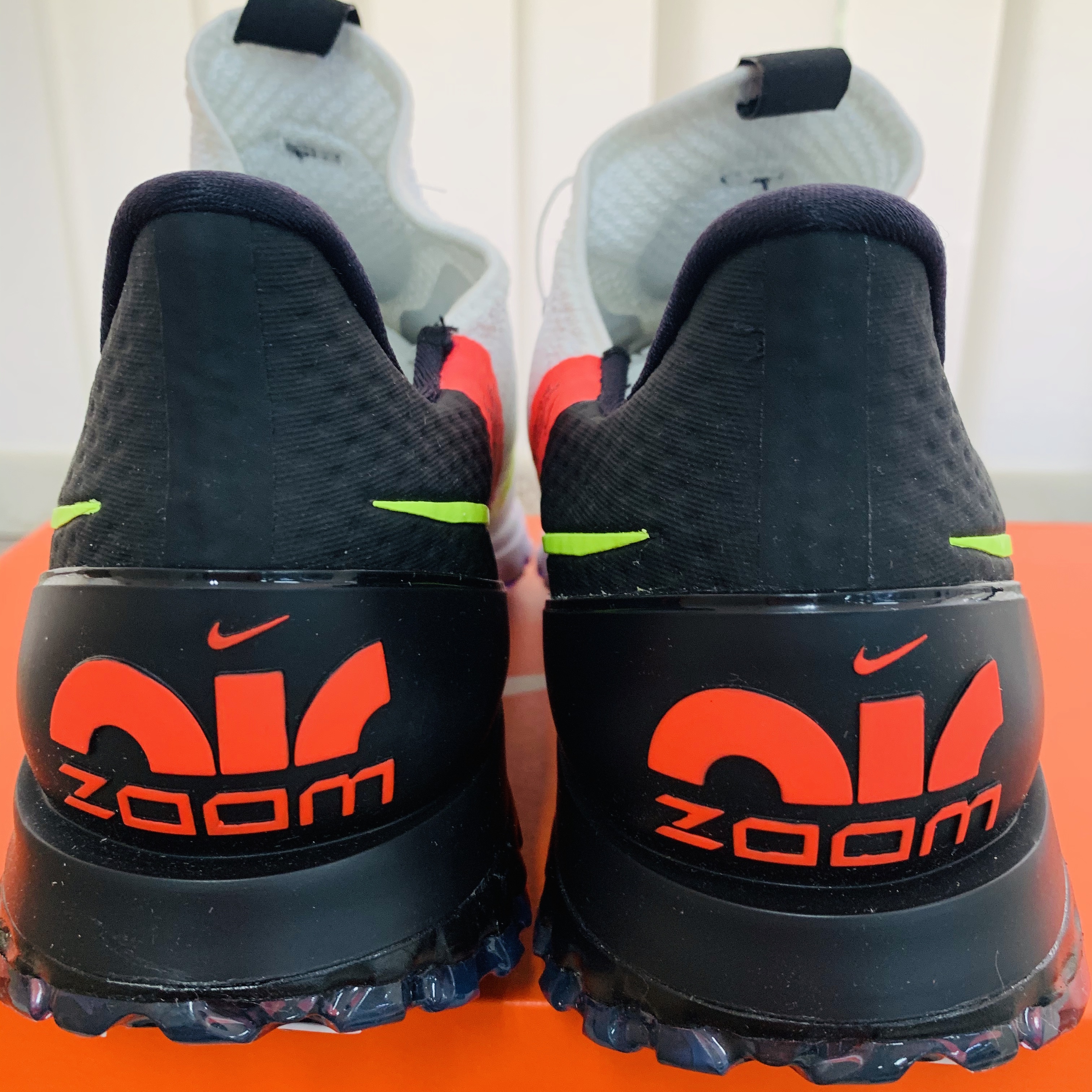 Nike Air Zoom Infinity Tour White Black Crimson Volt (Wide) 착용 스타일 - 3