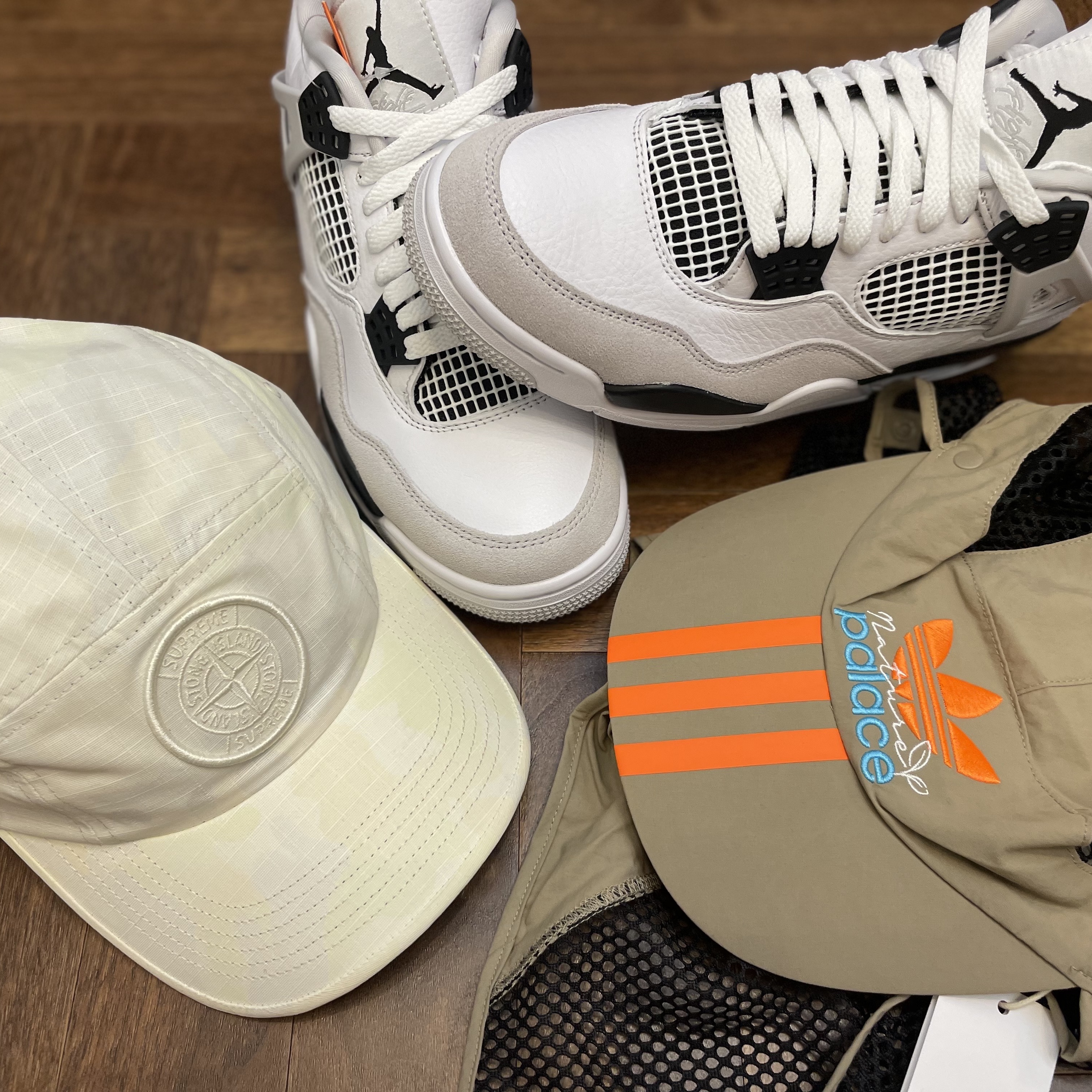 Jordan 4 Retro White and Black, Supreme x Stone Island Reactive Ice Camo Ripstop Camp Cap Tan - 22SS 착용 스타일
