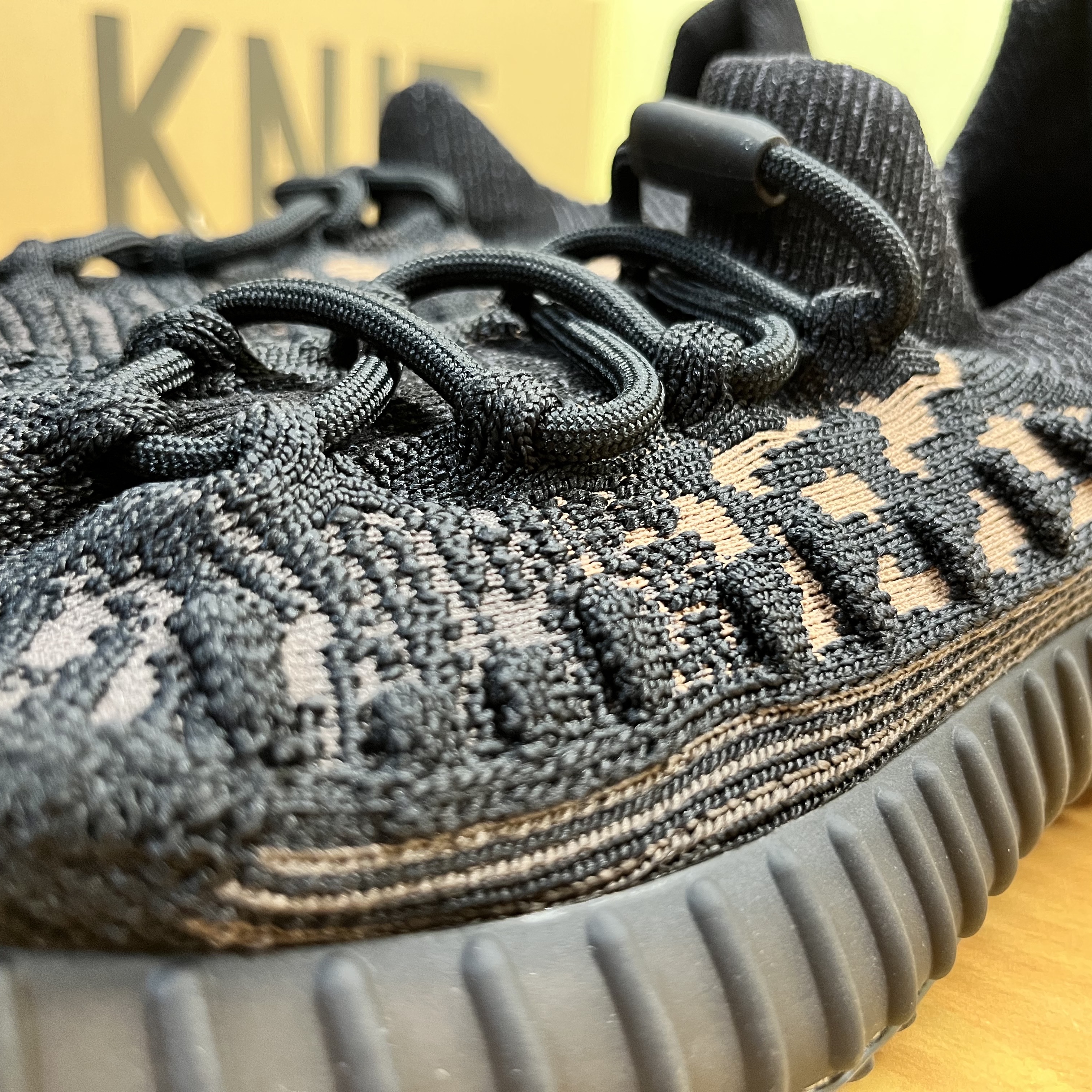 Adidas Yeezy 350 V2 CMPCT Slate Carbon 착용 스타일 - 2